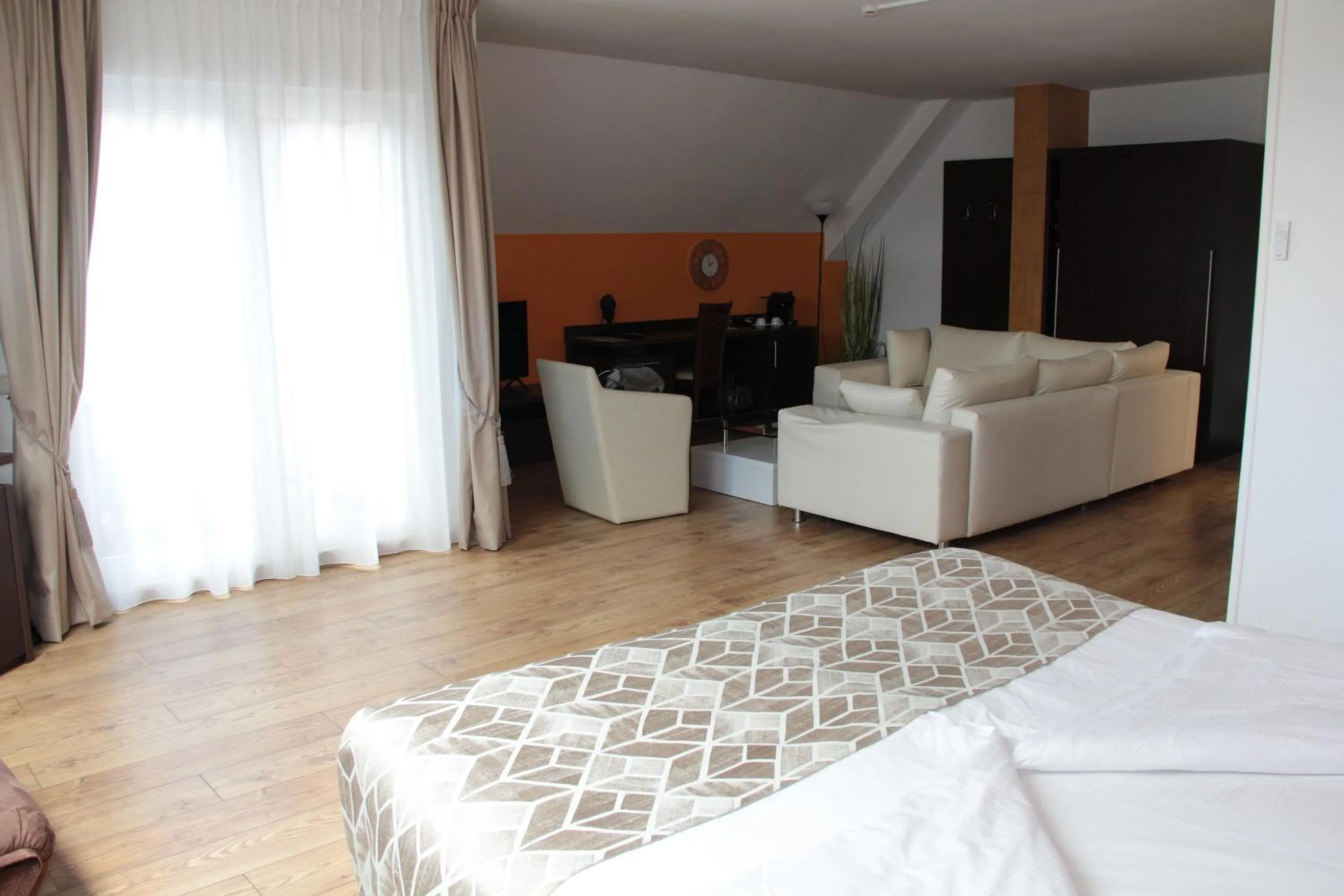 Property building, Bed in Threeland Hotel