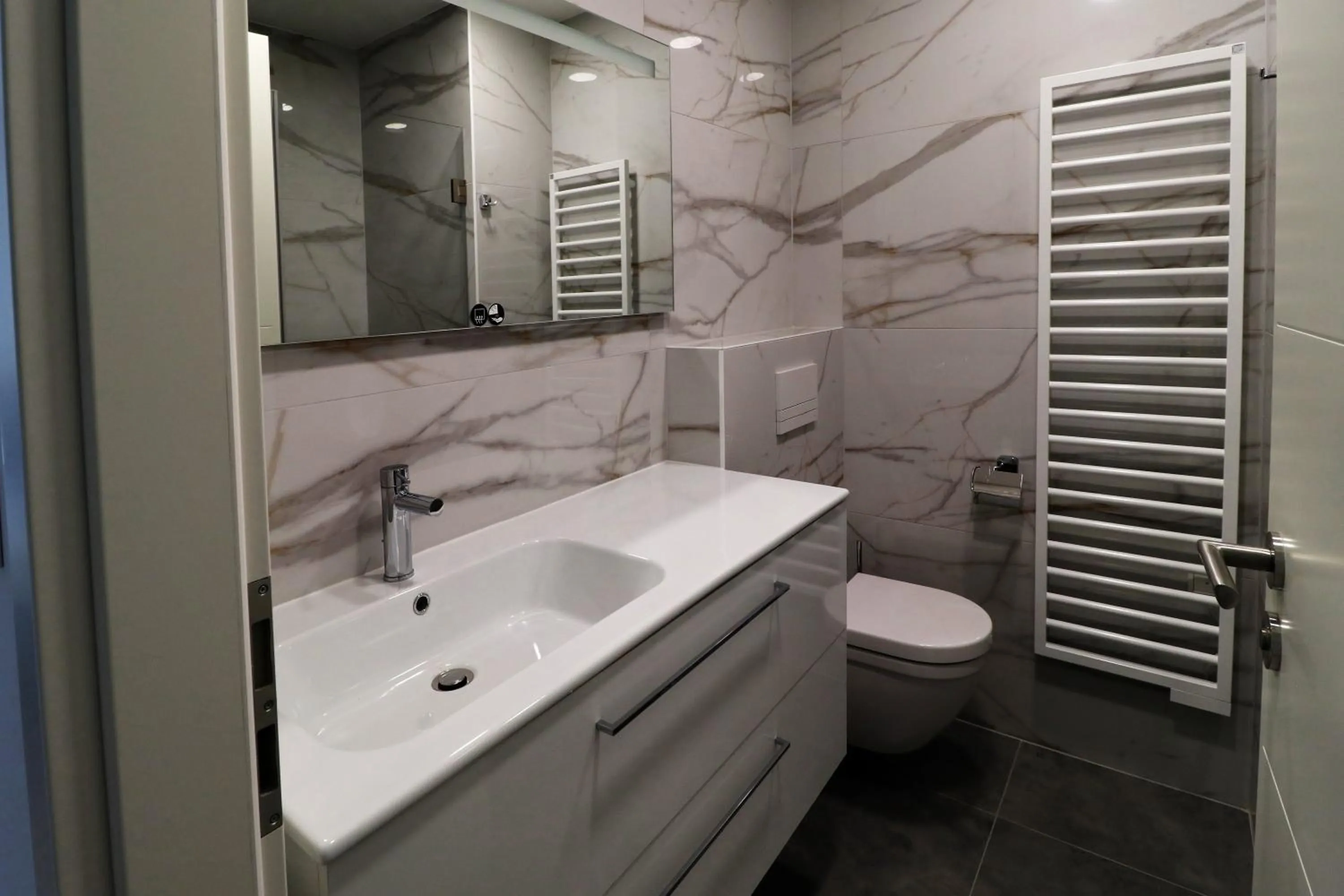 Bathroom in Threeland Hotel