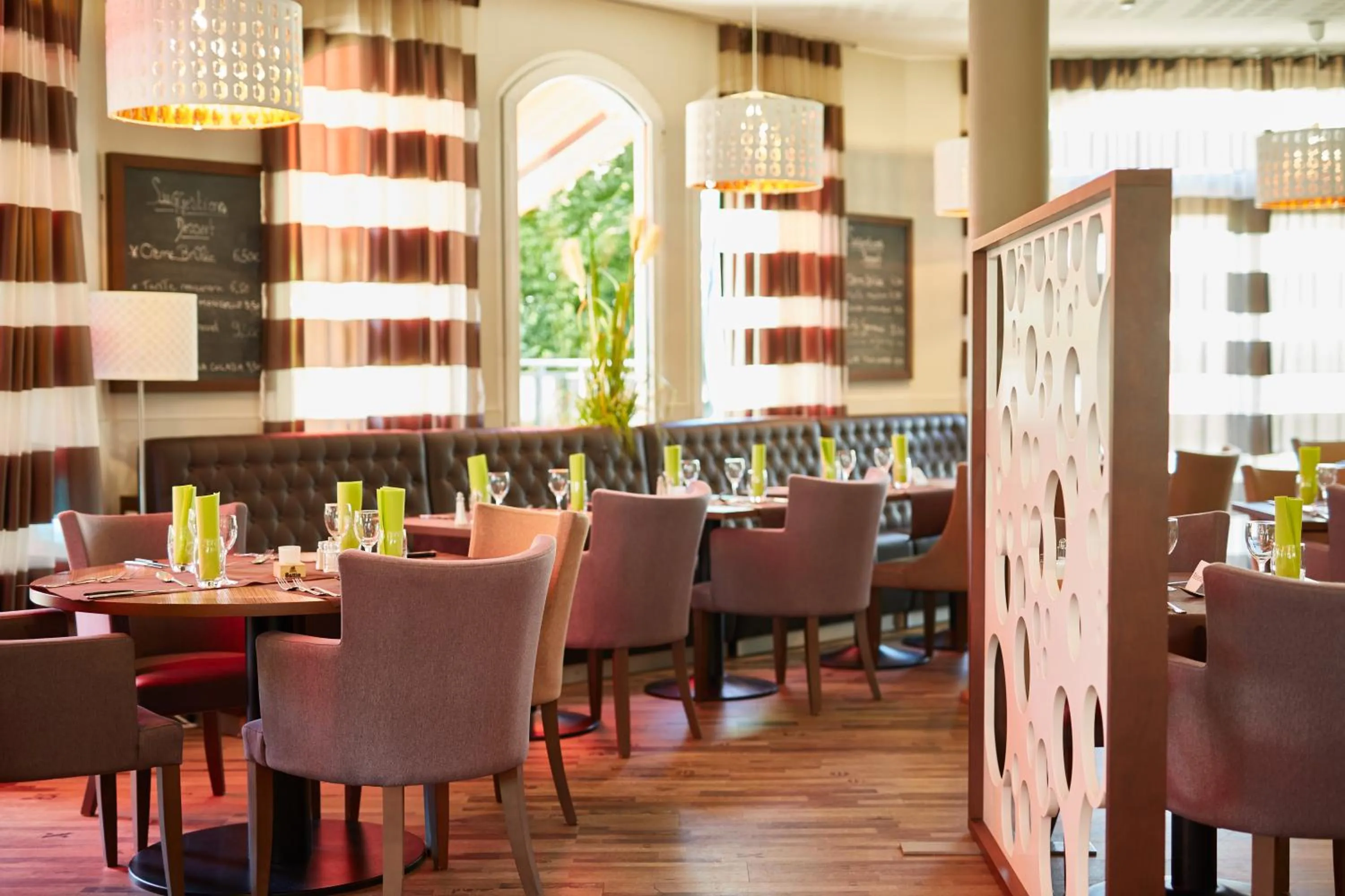 Restaurant/places to eat in Threeland Hotel