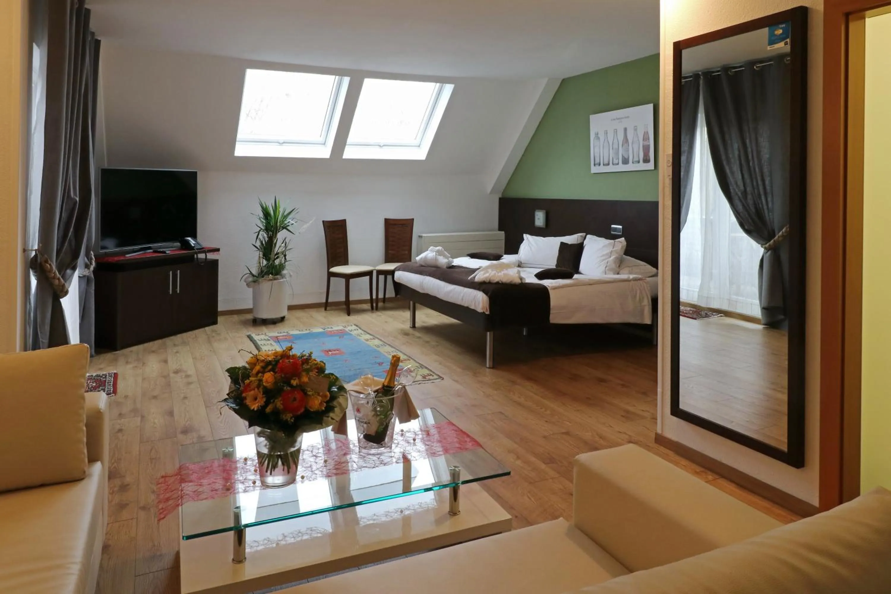 Bedroom, Bed in Threeland Hotel