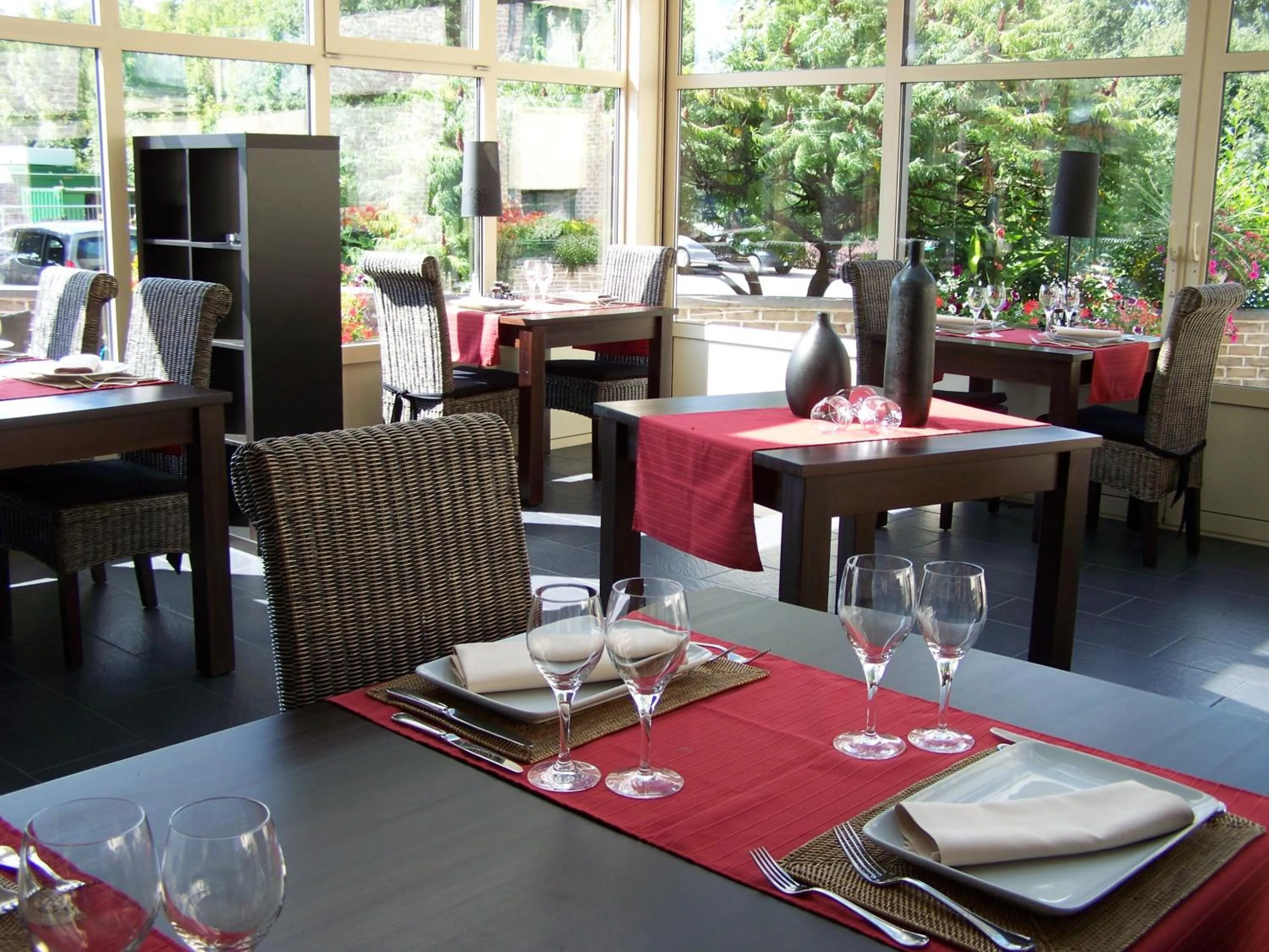 Restaurant/places to eat in Threeland Hotel