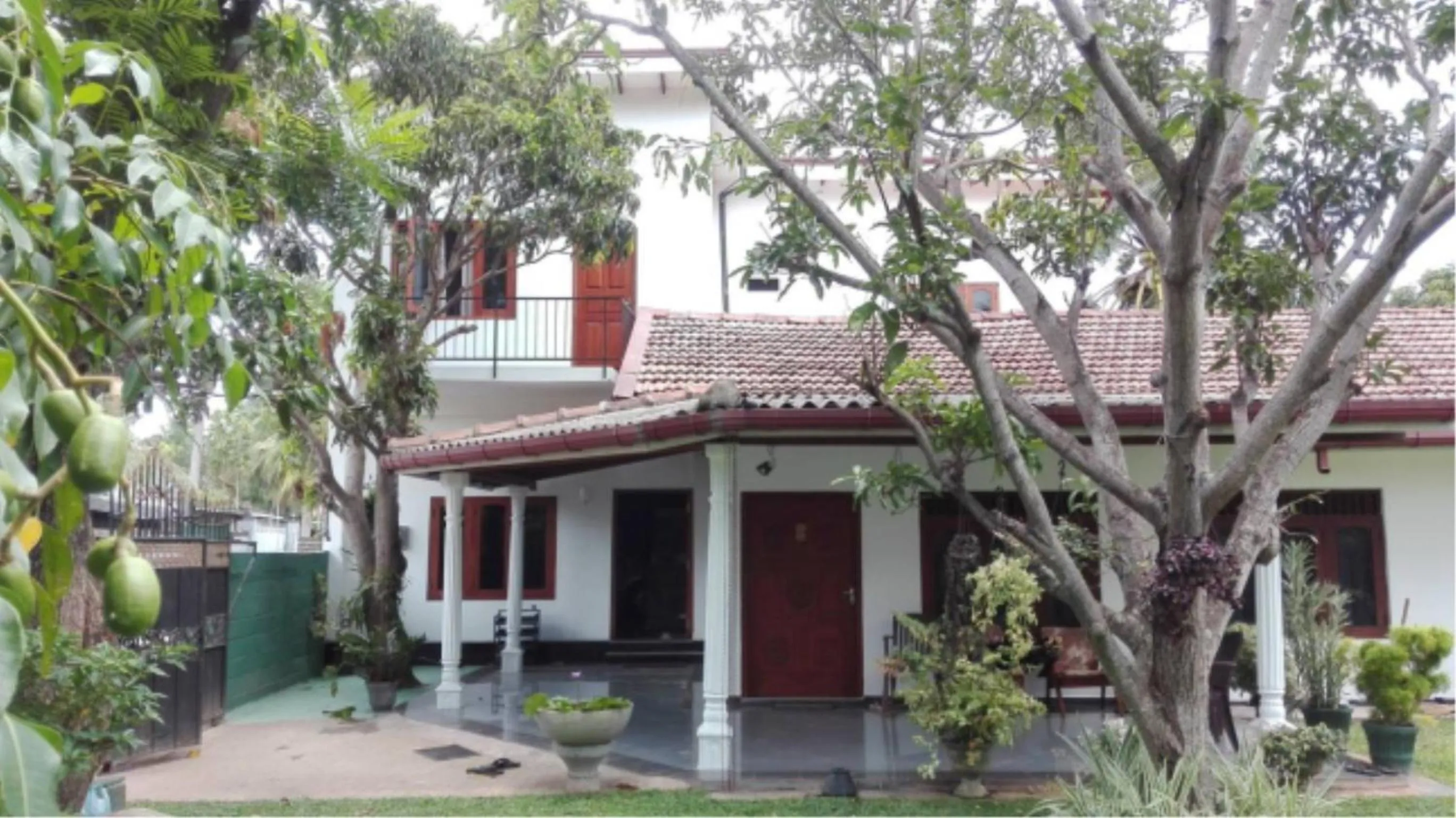 Facade/entrance in House of Seya