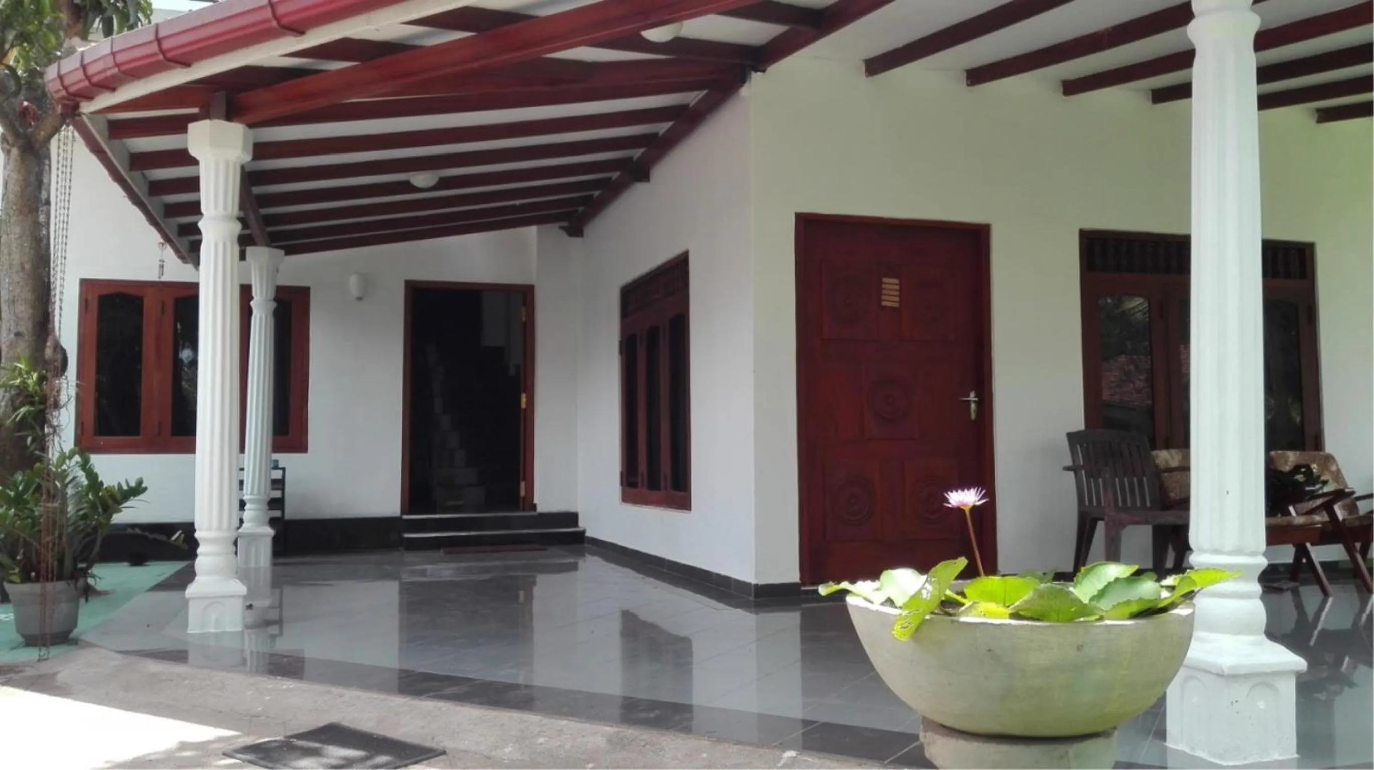 Facade/entrance in House of Seya