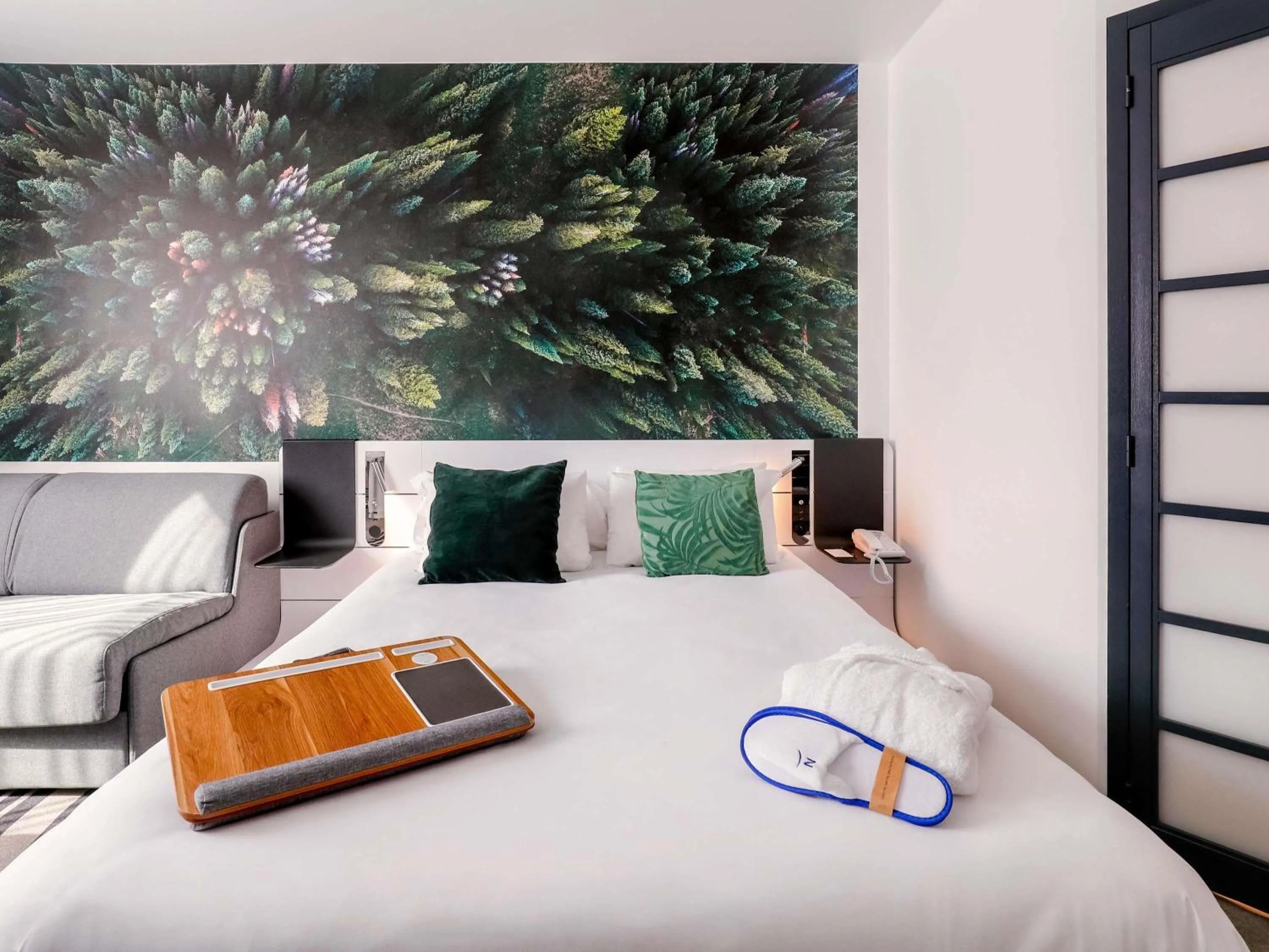 Property building, Bed in Novotel Luxembourg Centre