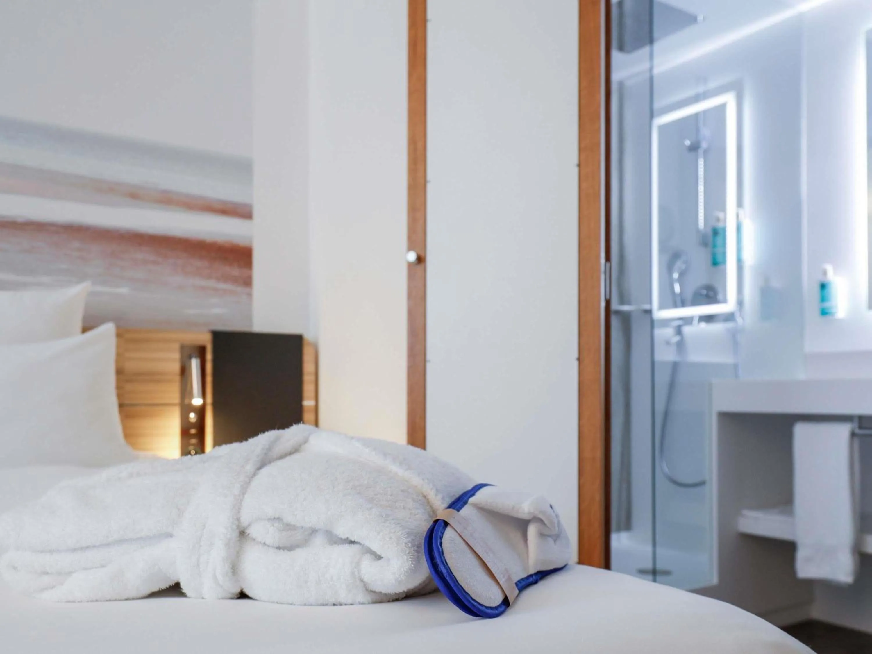 Bedroom, Bed in Novotel Luxembourg Centre