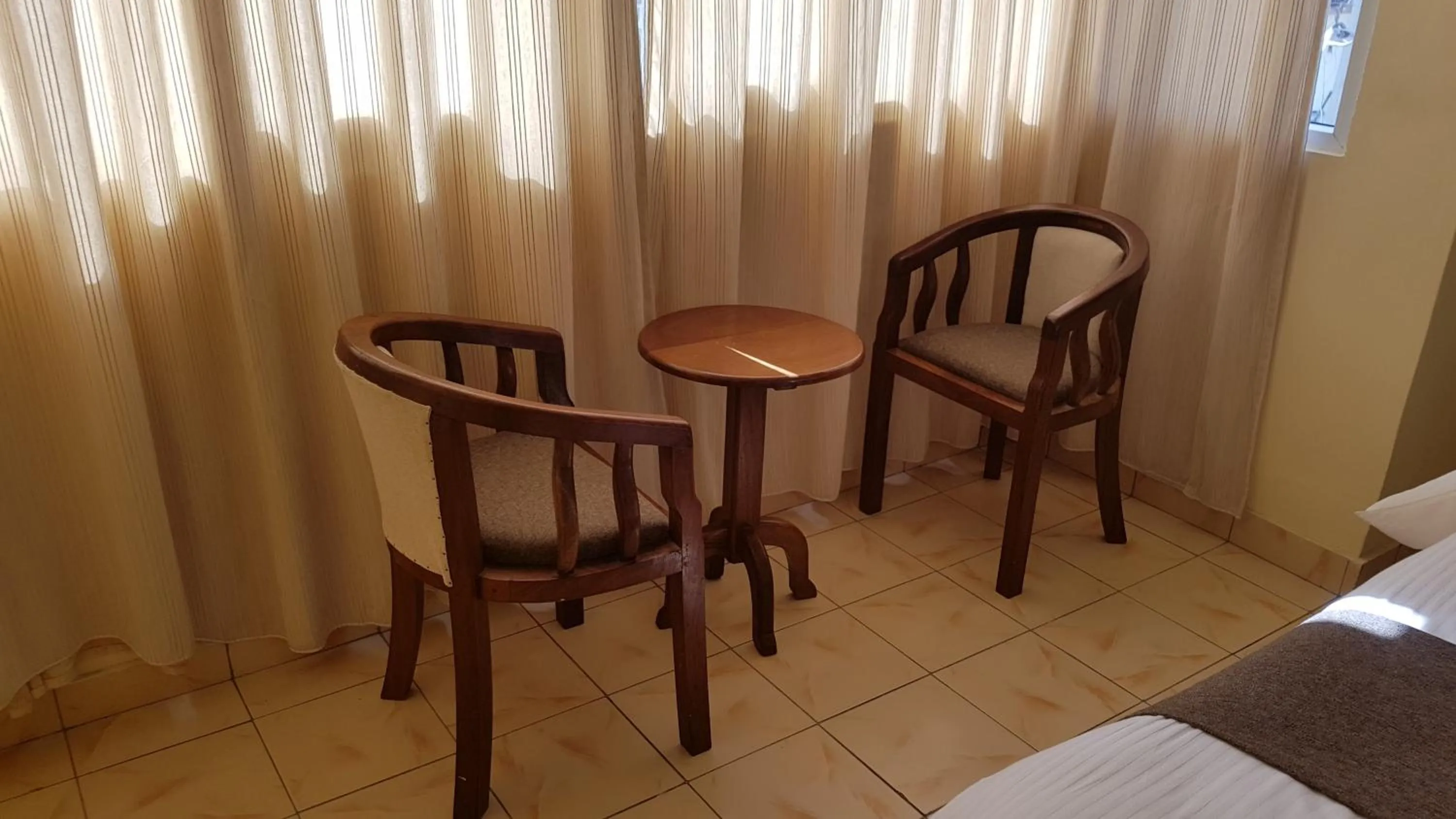 Coffee/tea facilities, Bed in Regency Inn Tudor