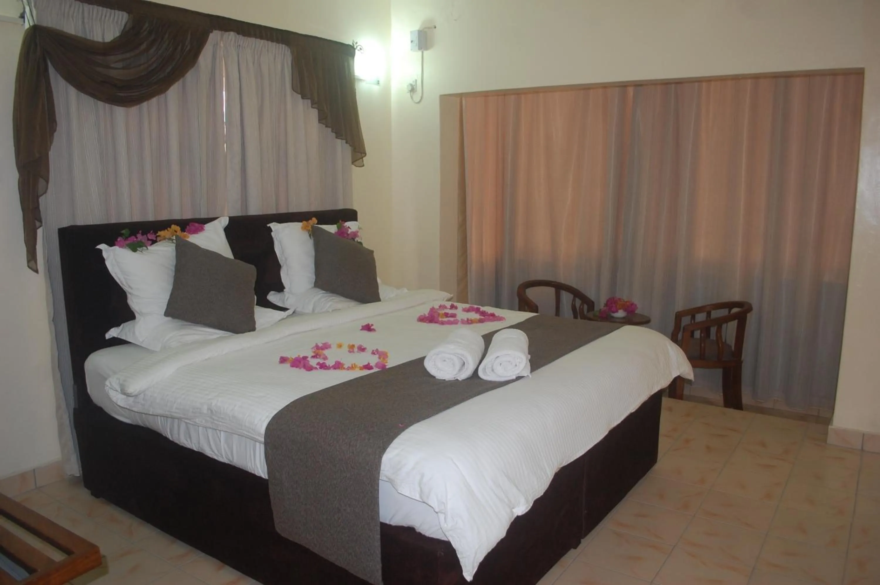 Bed in Regency Inn Tudor