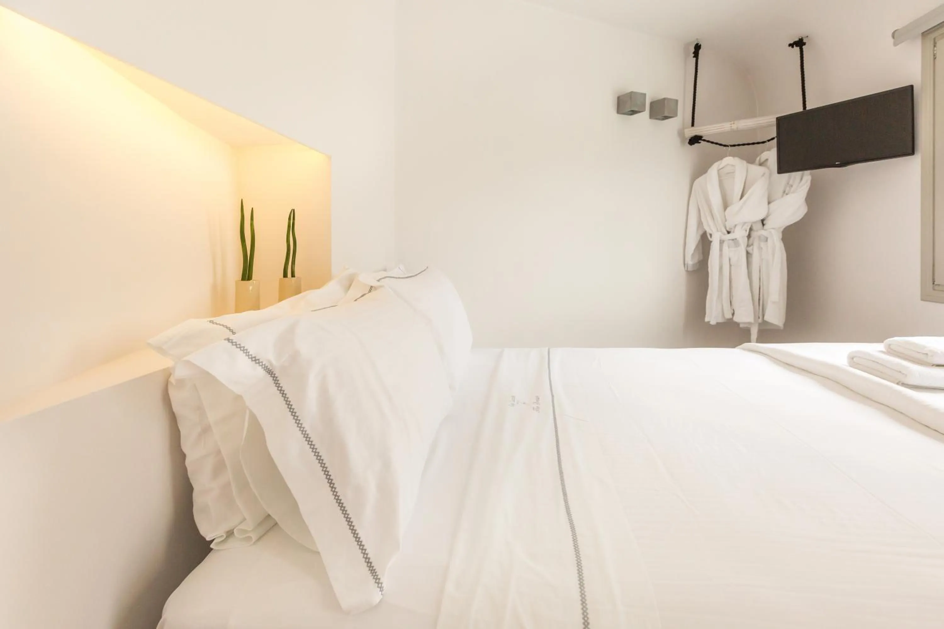 Time of day, Bed in The Dream Santorini