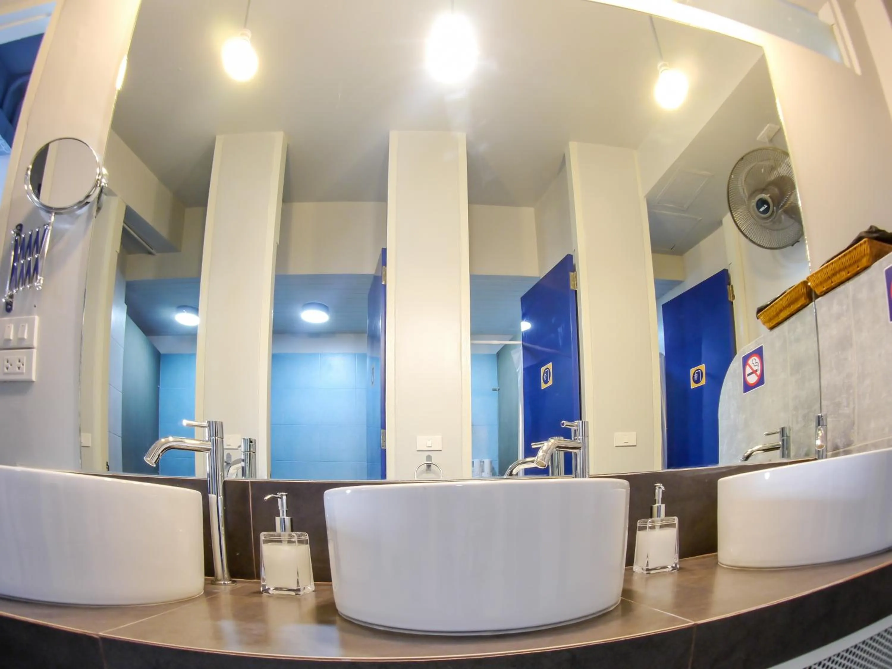 Shower in The Moon Hostel Huahin