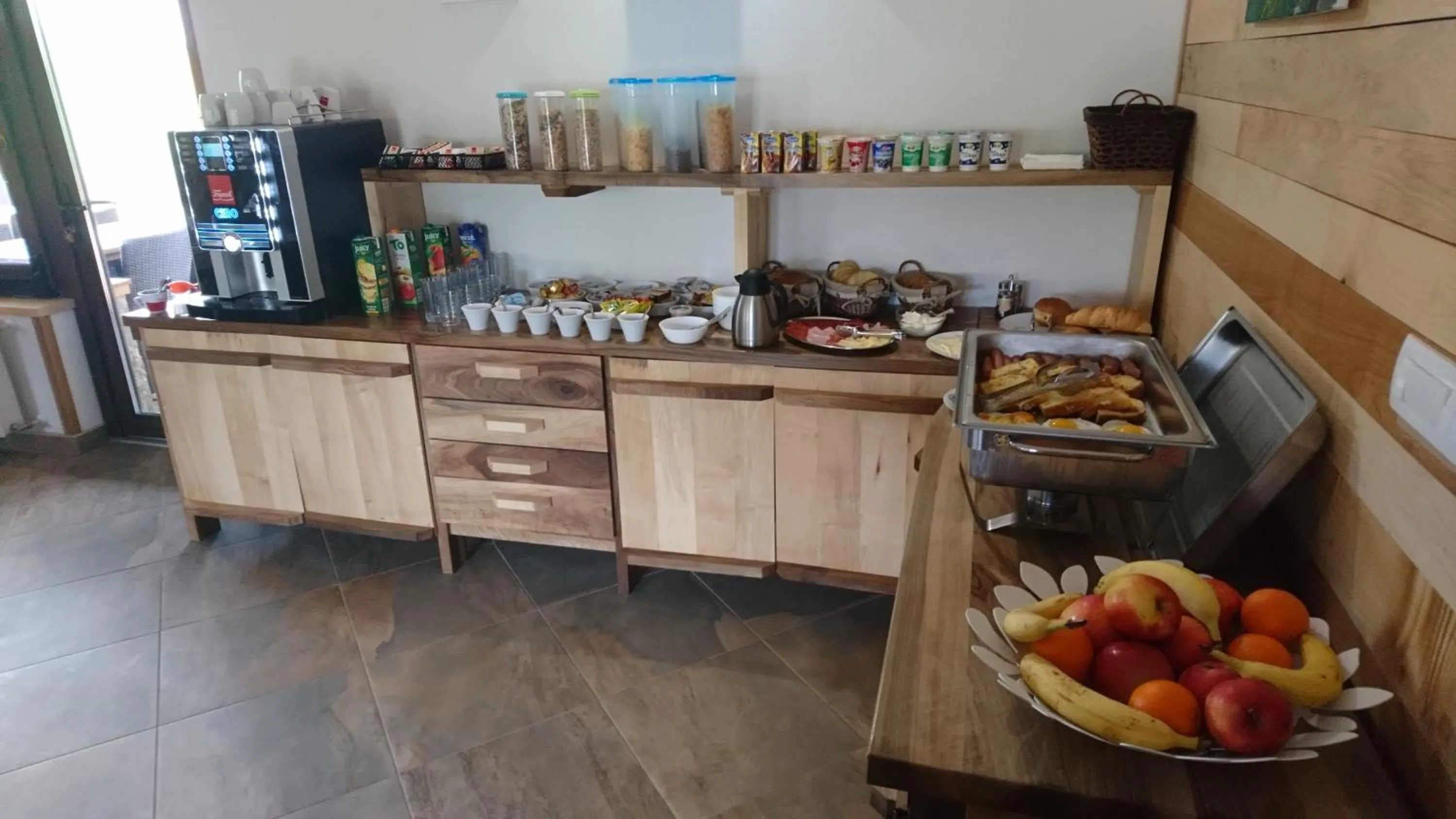 Breakfast in Villa Stone