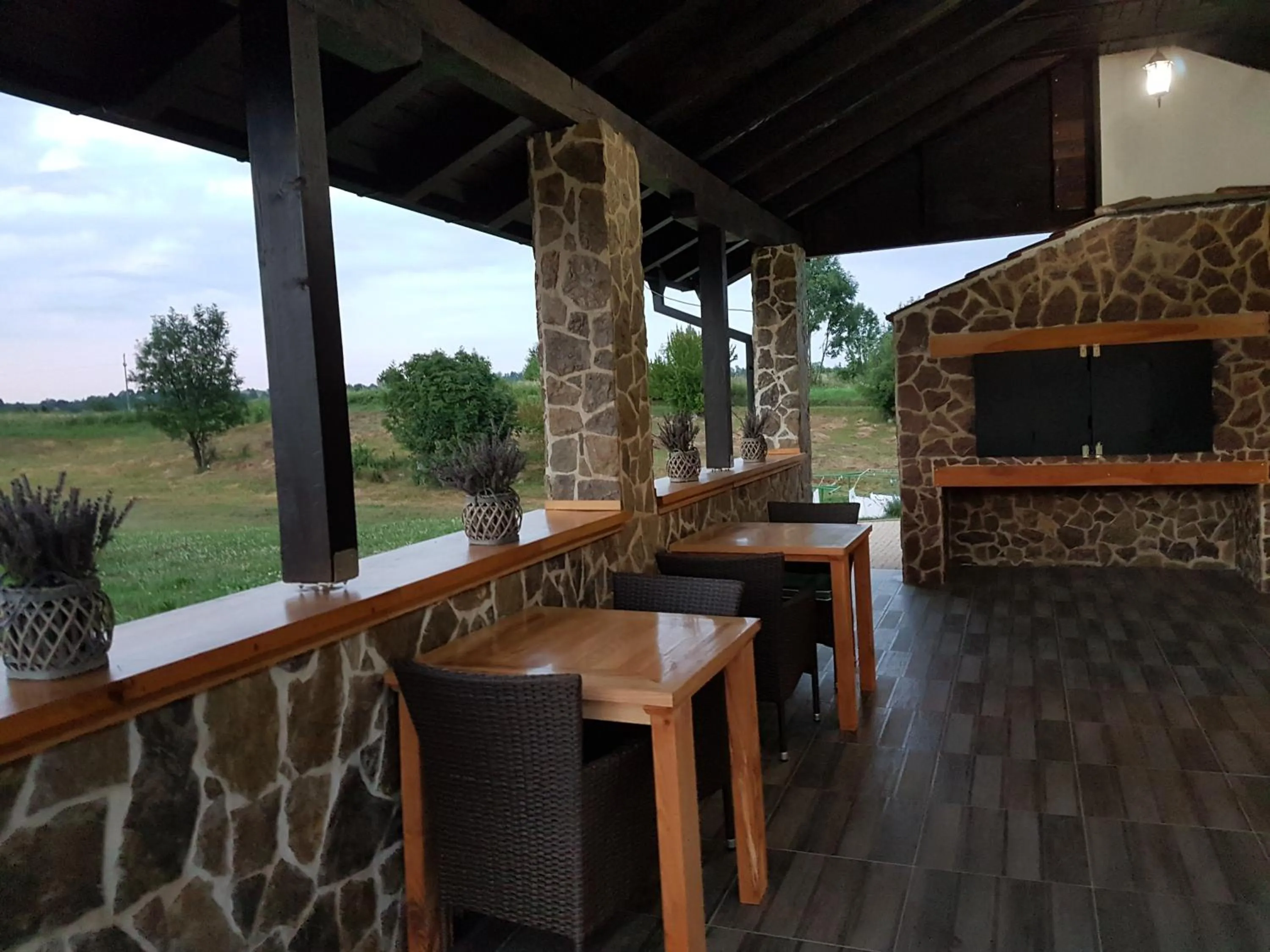 Restaurant/places to eat in Villa Stone