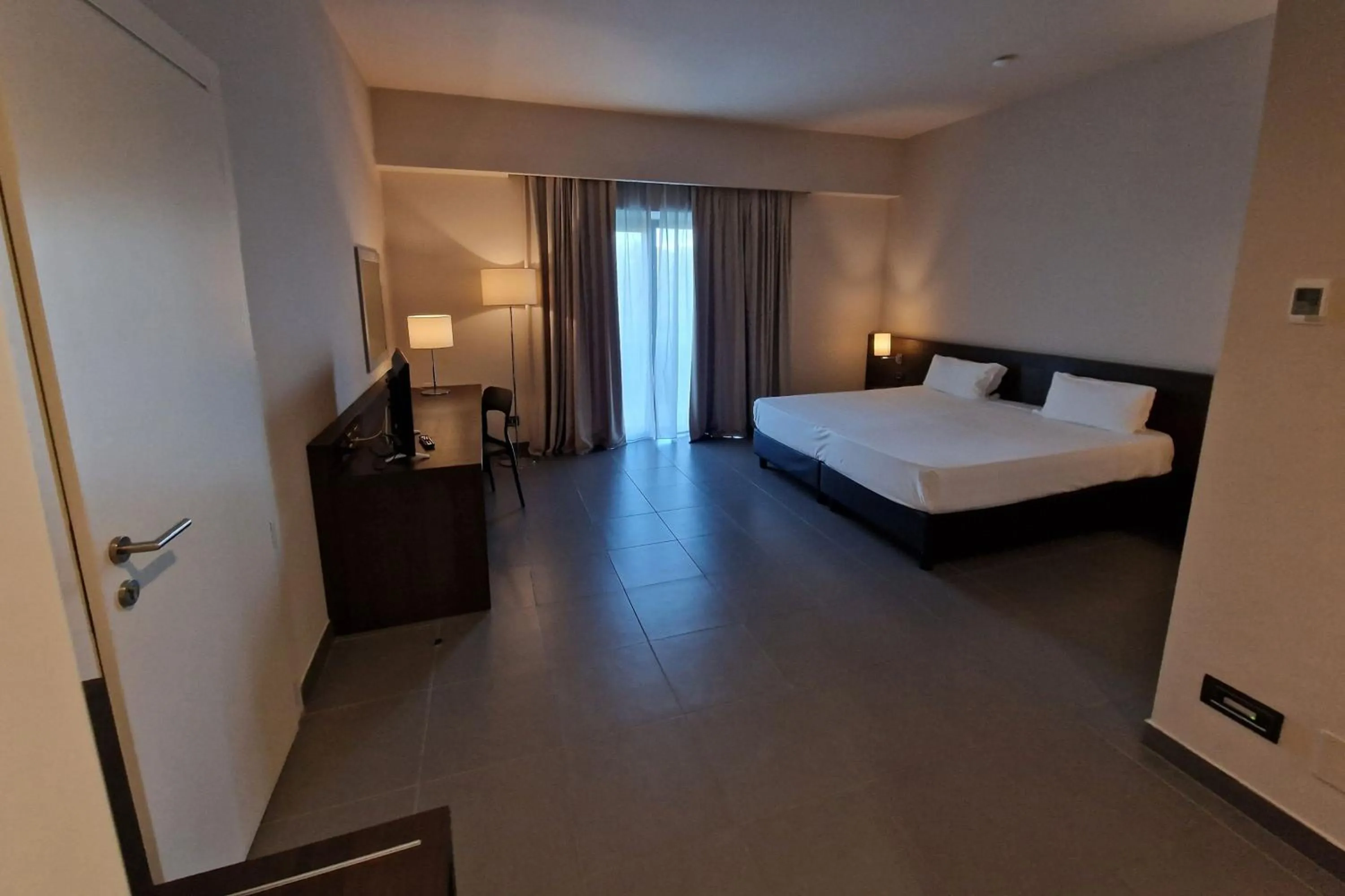 Photo of the whole room, Bed in Inn Naples Airport