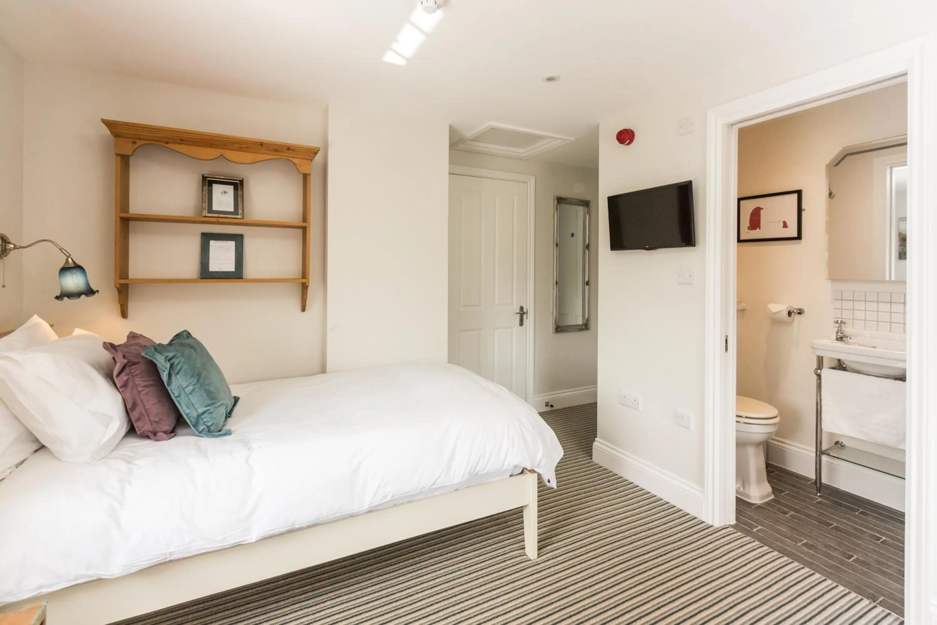 Bedroom, Bed in The Dog & Gun Inn