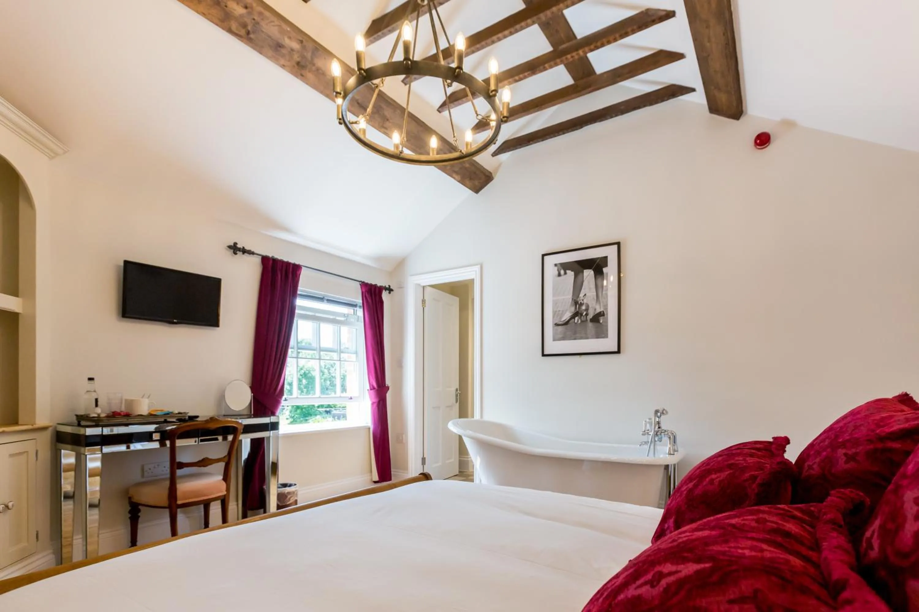 Bedroom, Bed in The Dog & Gun Inn