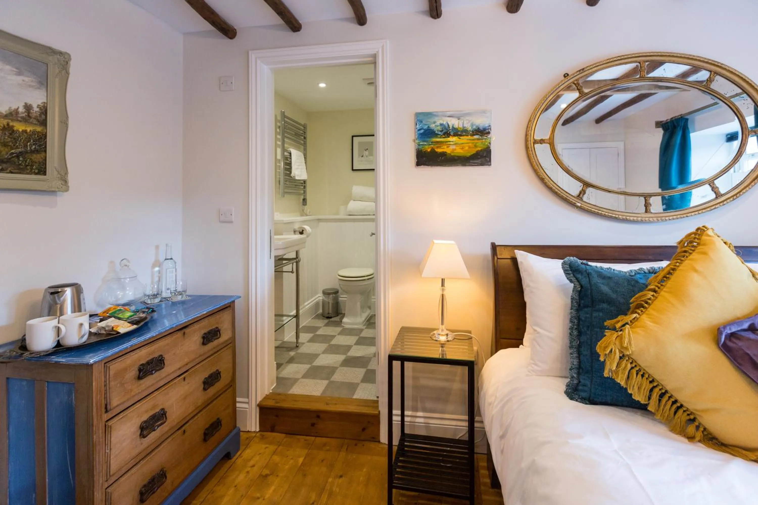 Bedroom, Bed in The Dog & Gun Inn