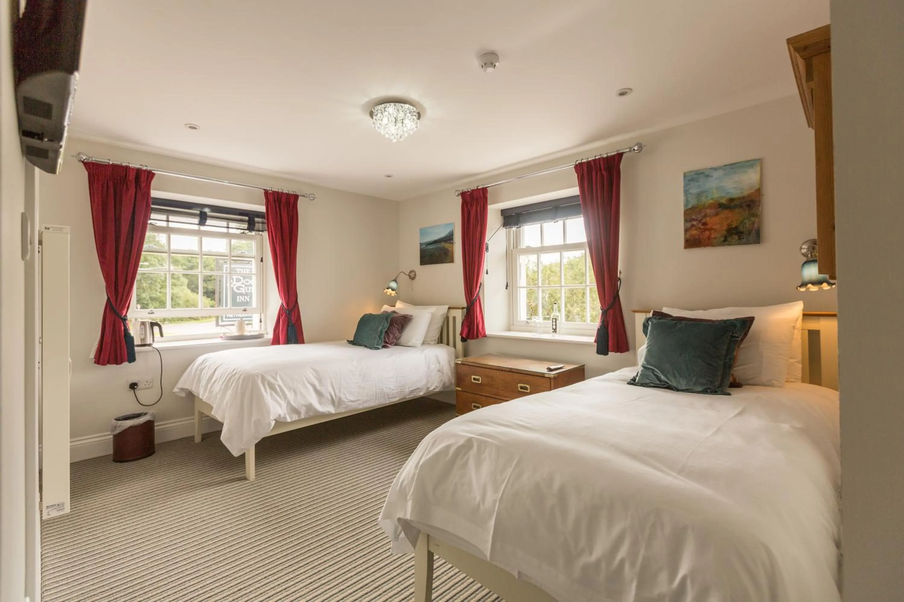 Bedroom, Bed in The Dog & Gun Inn