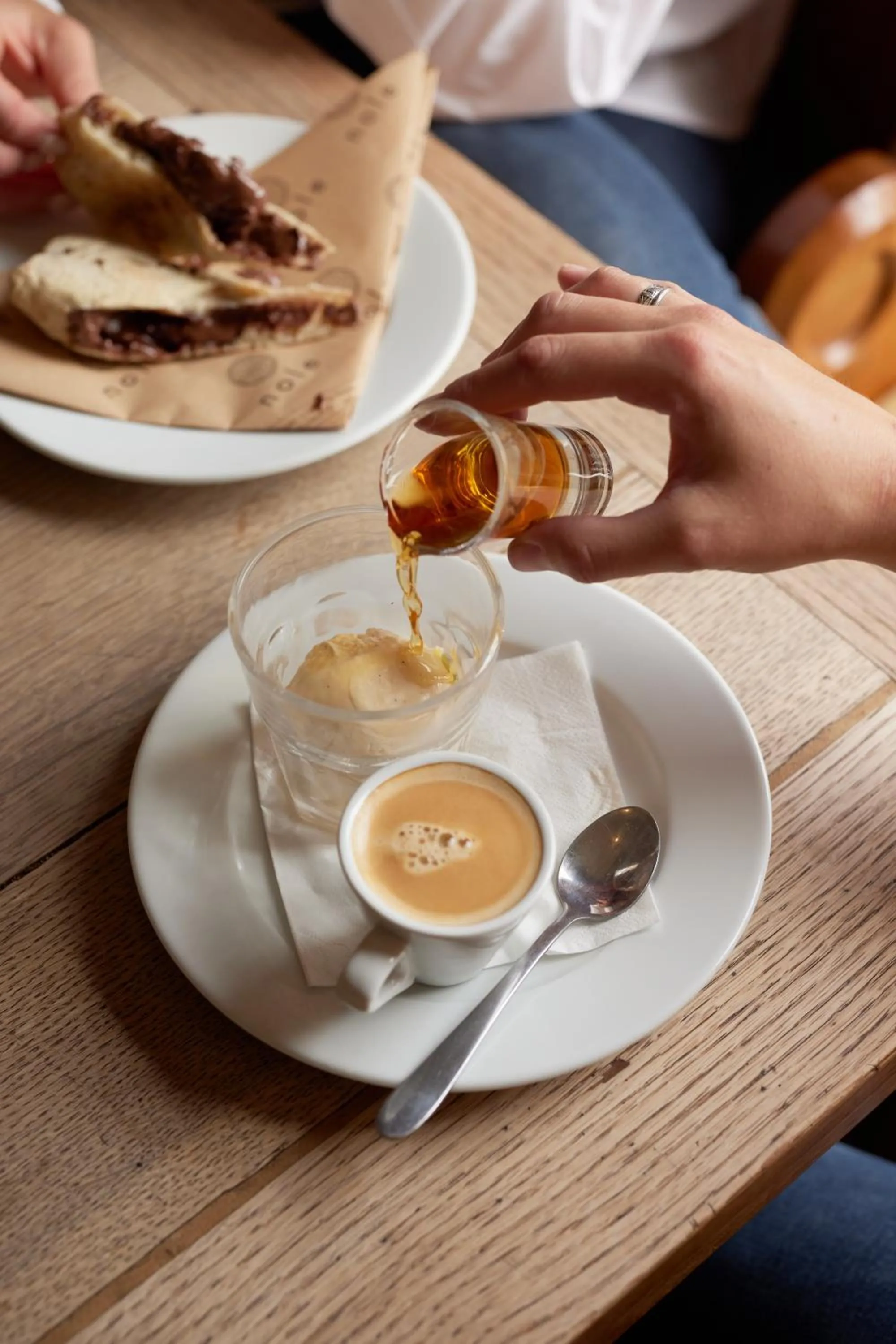 Food and drinks in The Dog & Gun Inn