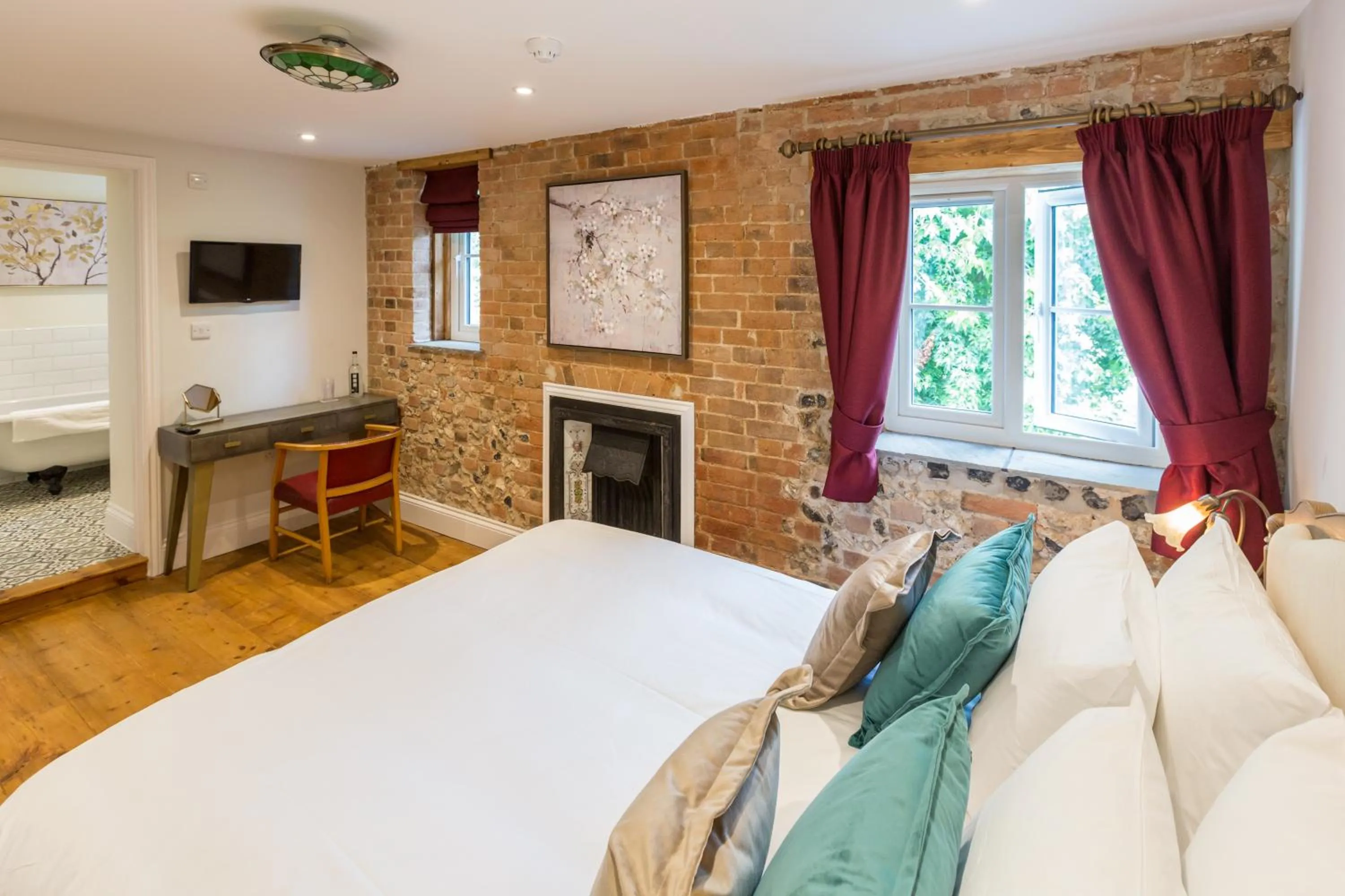 Bedroom, Bed in The Dog & Gun Inn