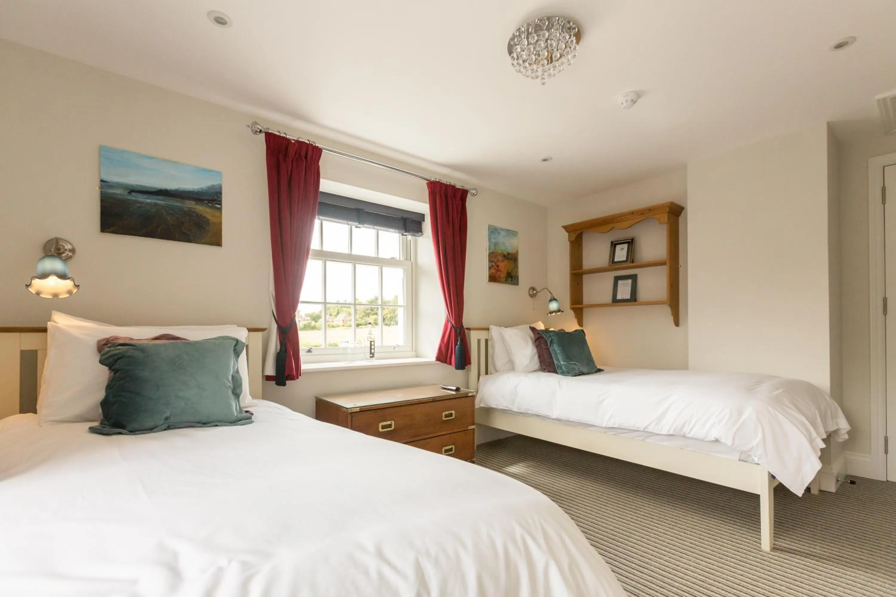 Bedroom, Bed in The Dog & Gun Inn