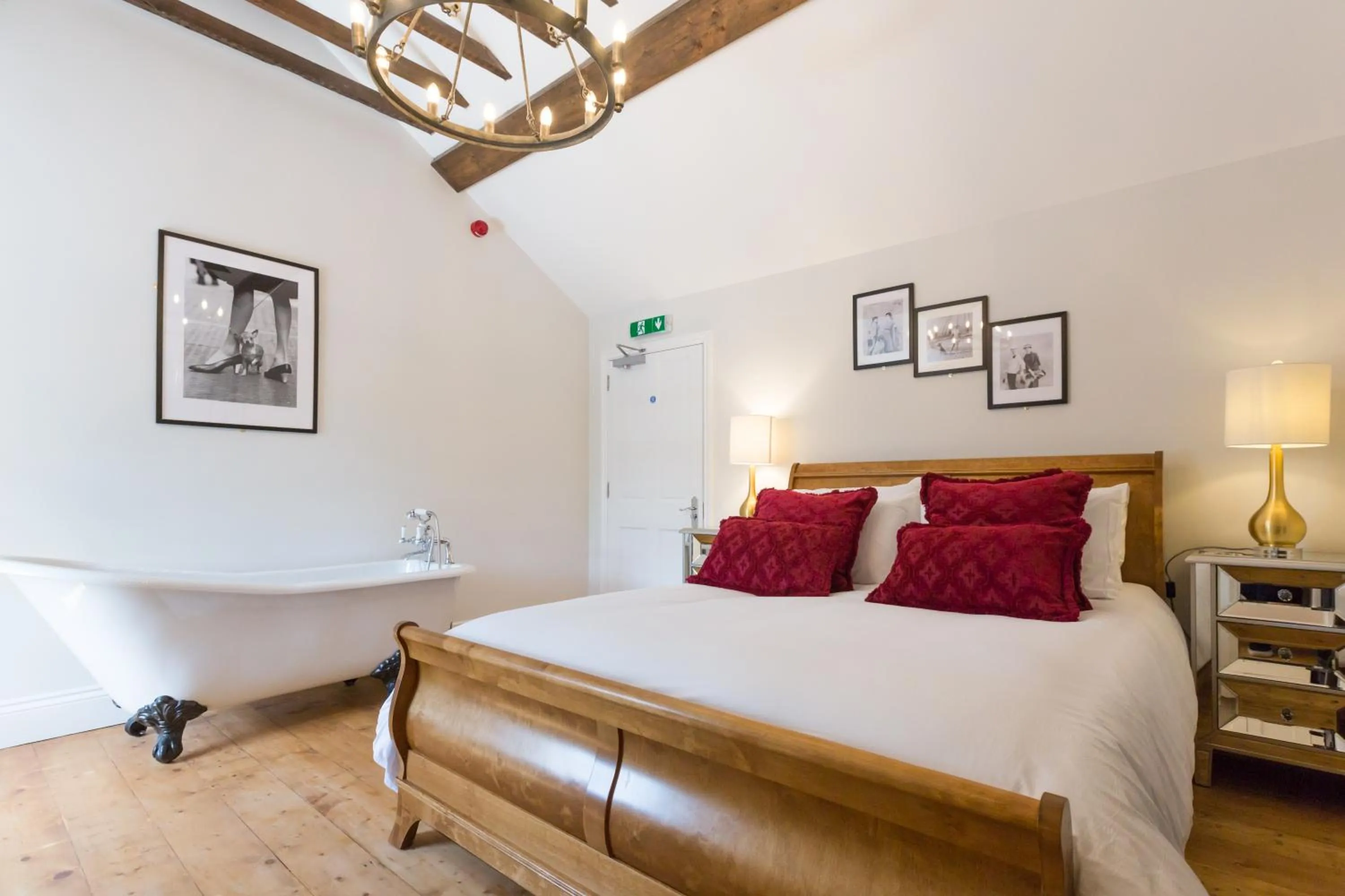 Bedroom, Bed in The Dog & Gun Inn