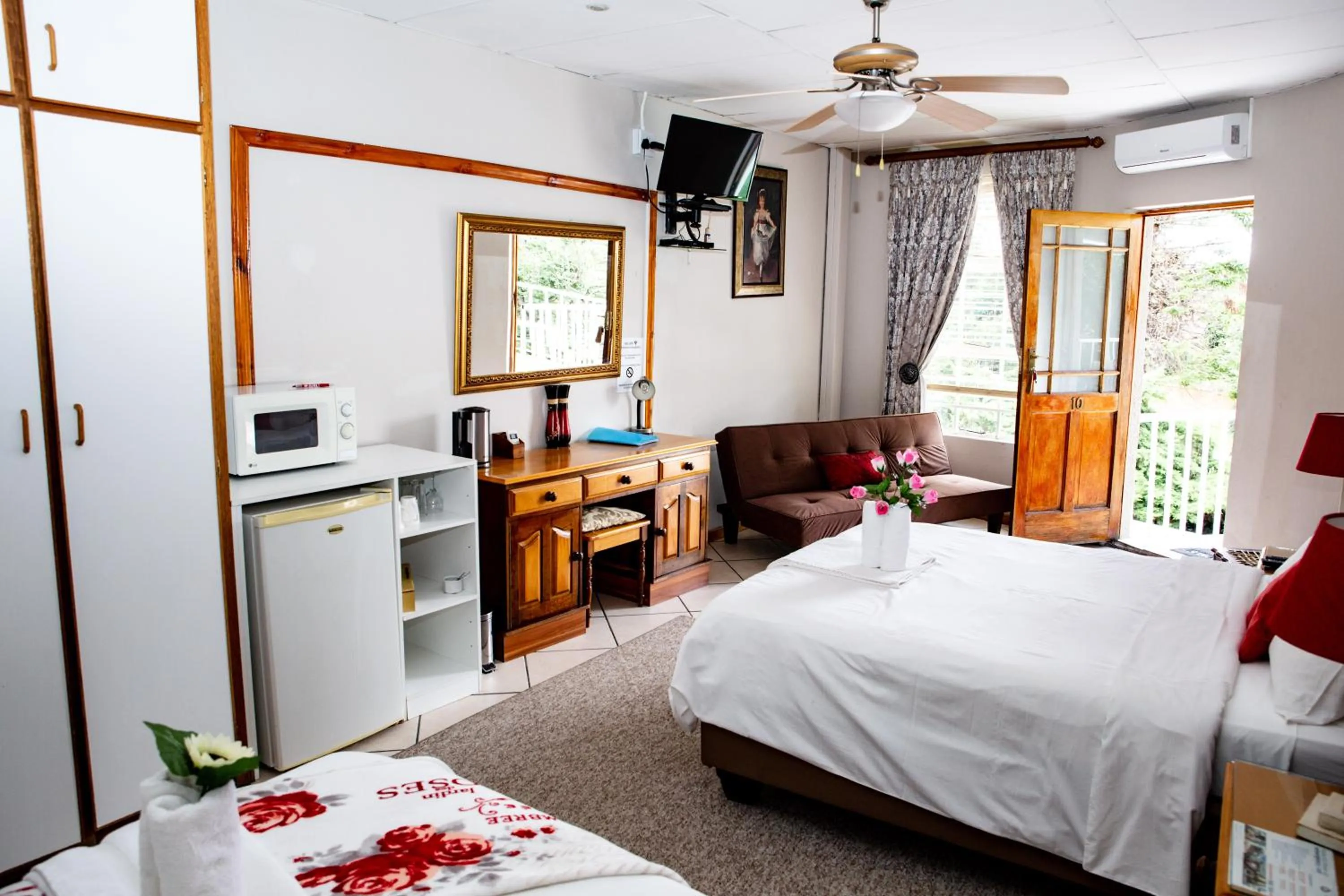 Bed in Woodpecker Guesthouse