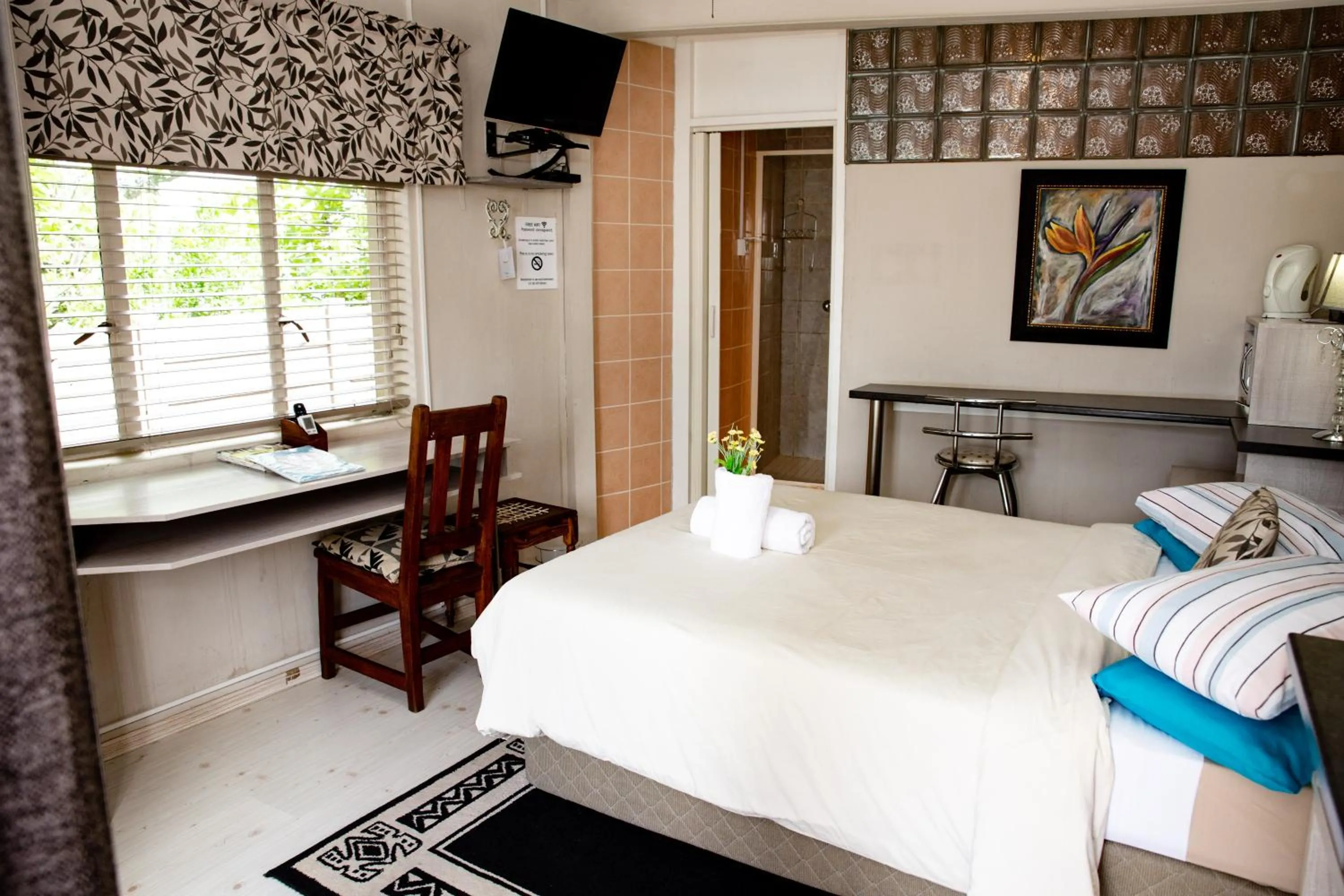 Bed in Woodpecker Guesthouse