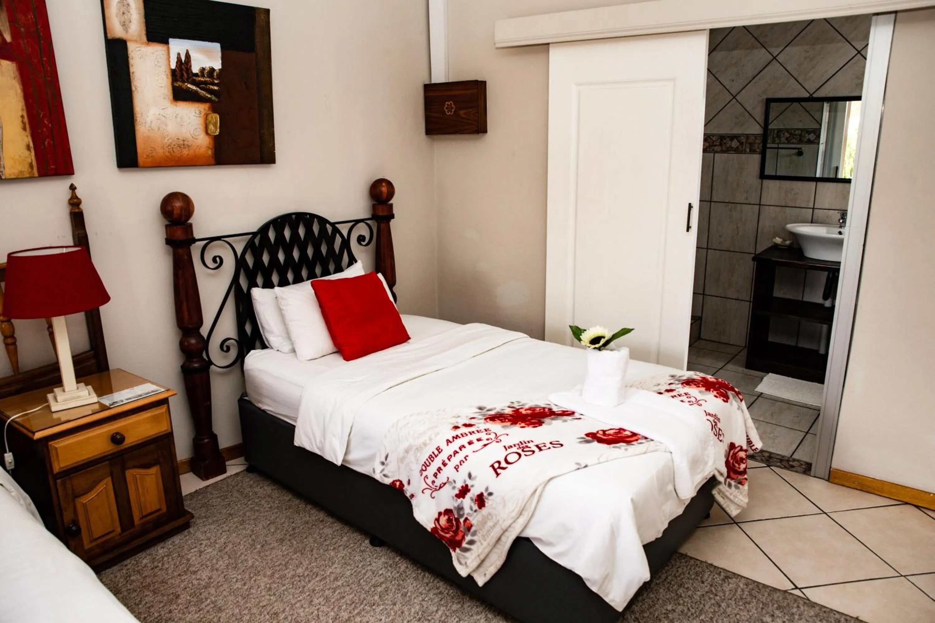 Bed in Woodpecker Guesthouse