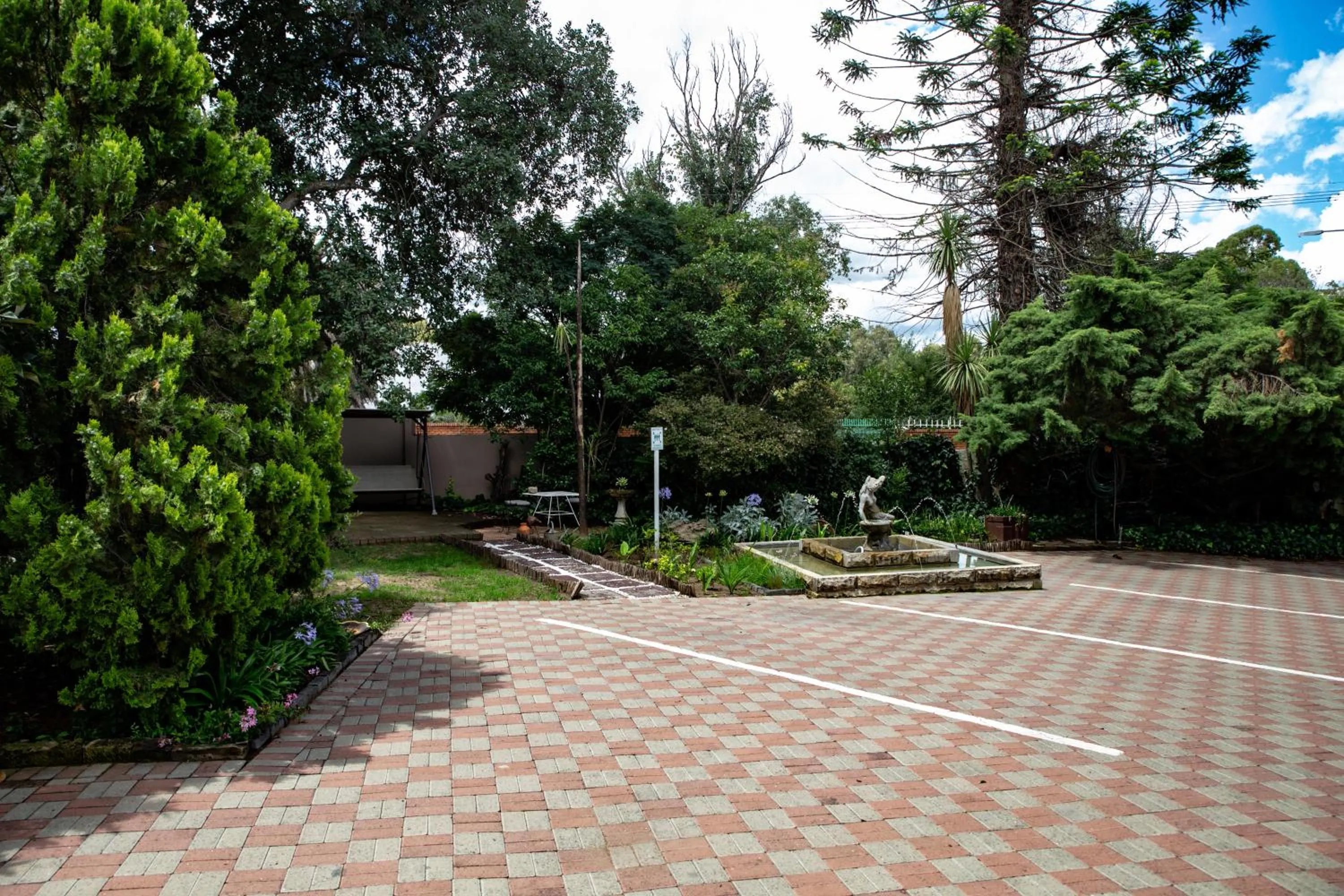 Woodpecker Guesthouse