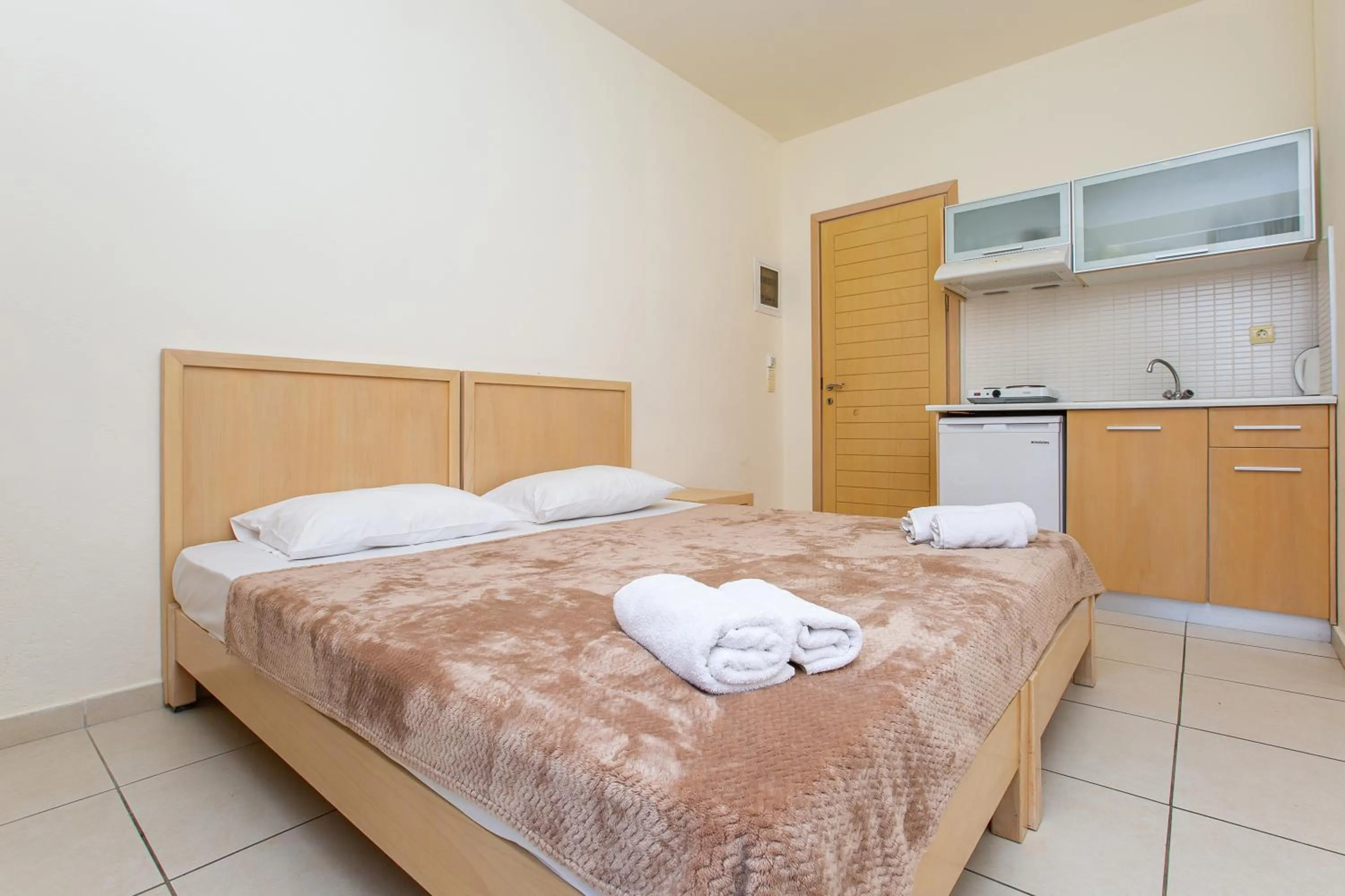 Kitchen or kitchenette, Bed in Hermes Hotel