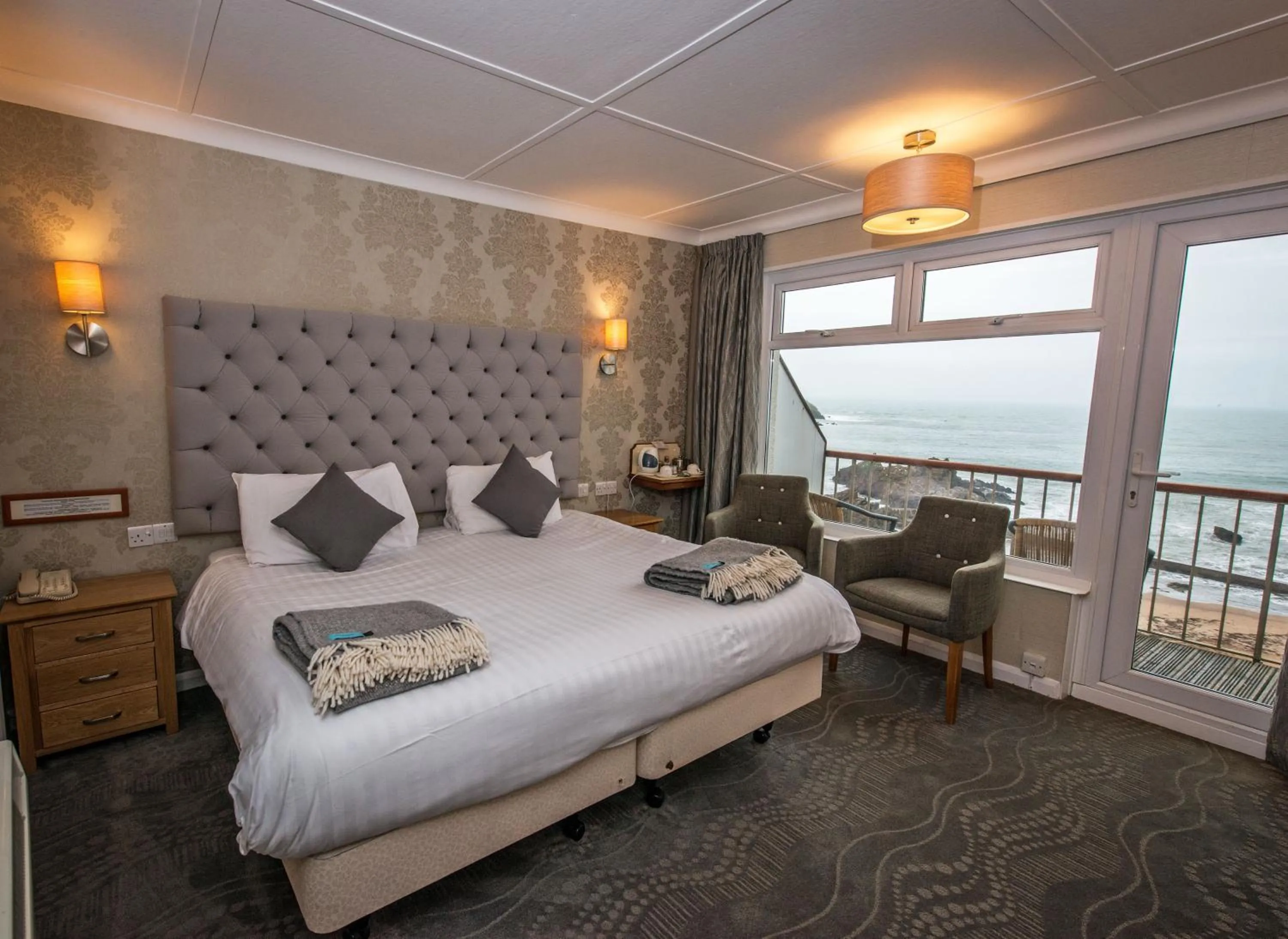 Photo of the whole room, Bed in The Cottage Hotel