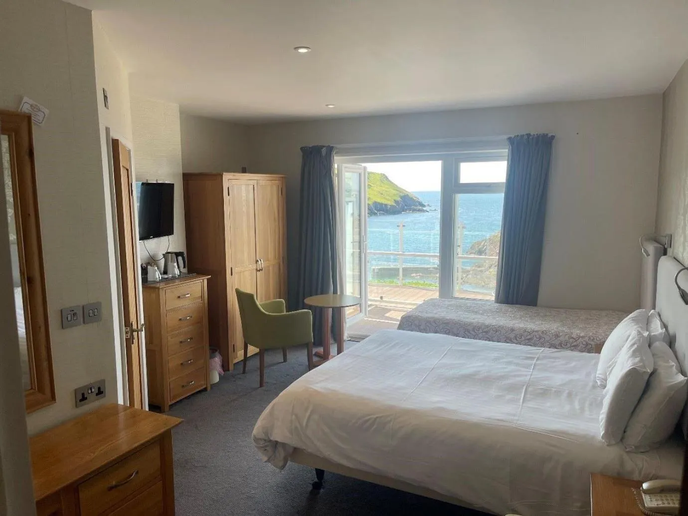 View (from property/room), Bed in The Cottage Hotel