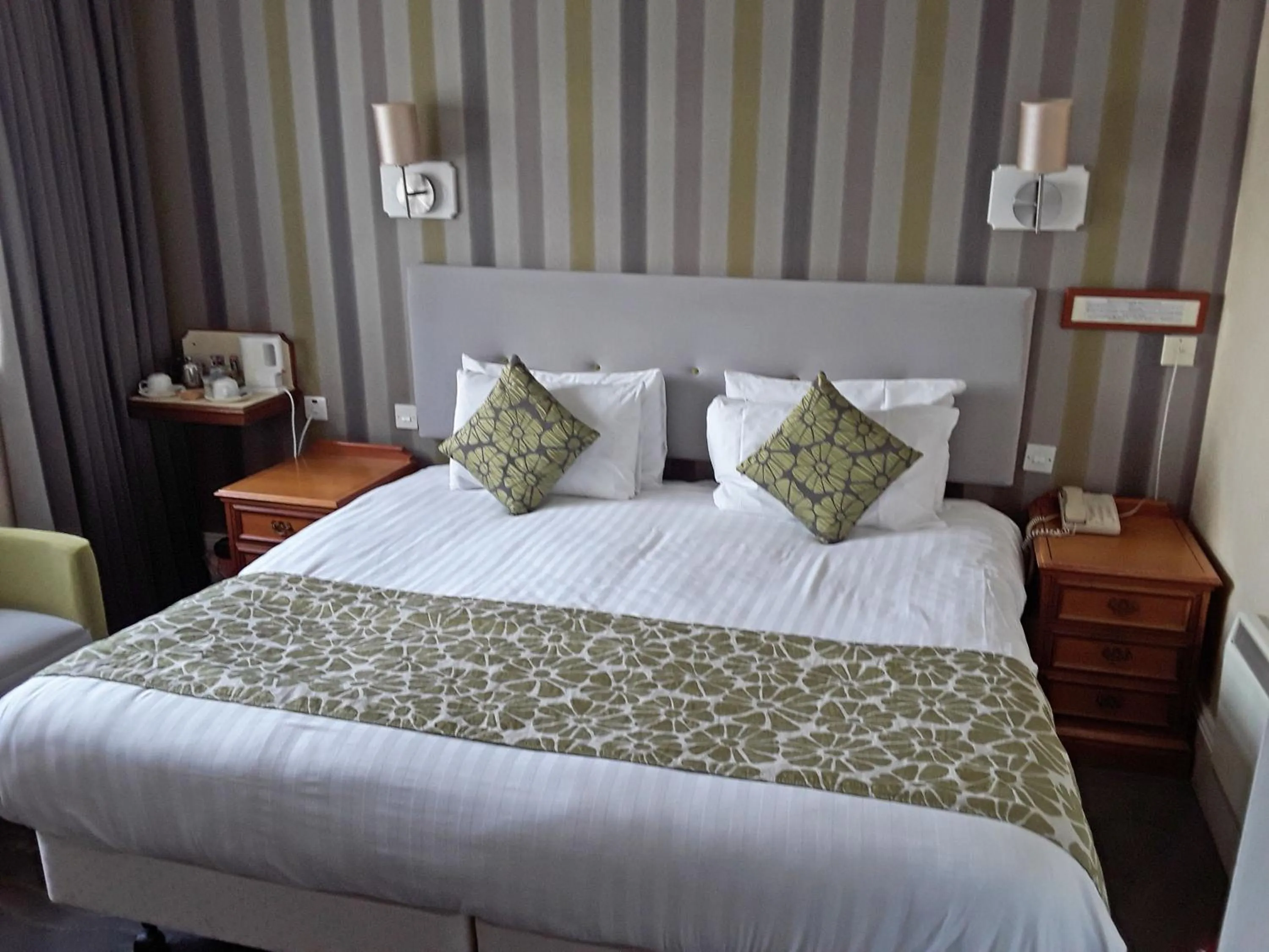 Bed in The Cottage Hotel