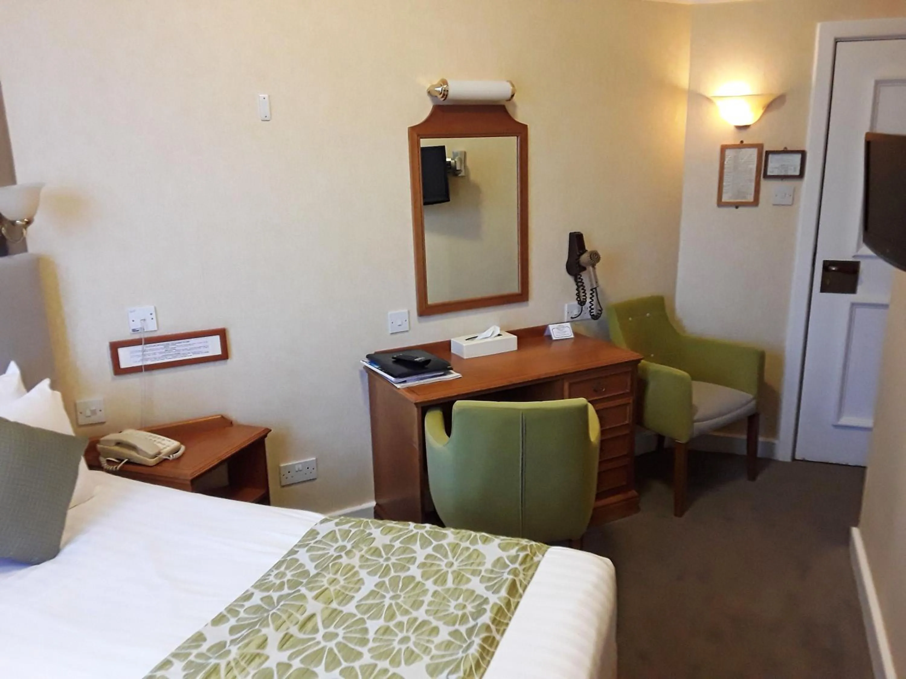 Bedroom, Bed in The Cottage Hotel