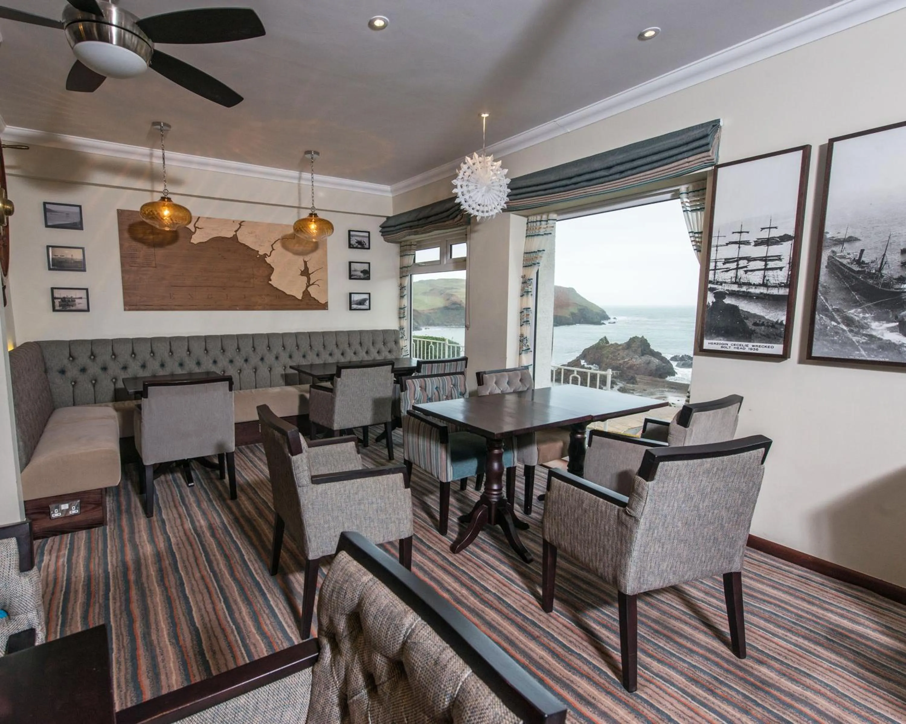 Lounge or bar in The Cottage Hotel