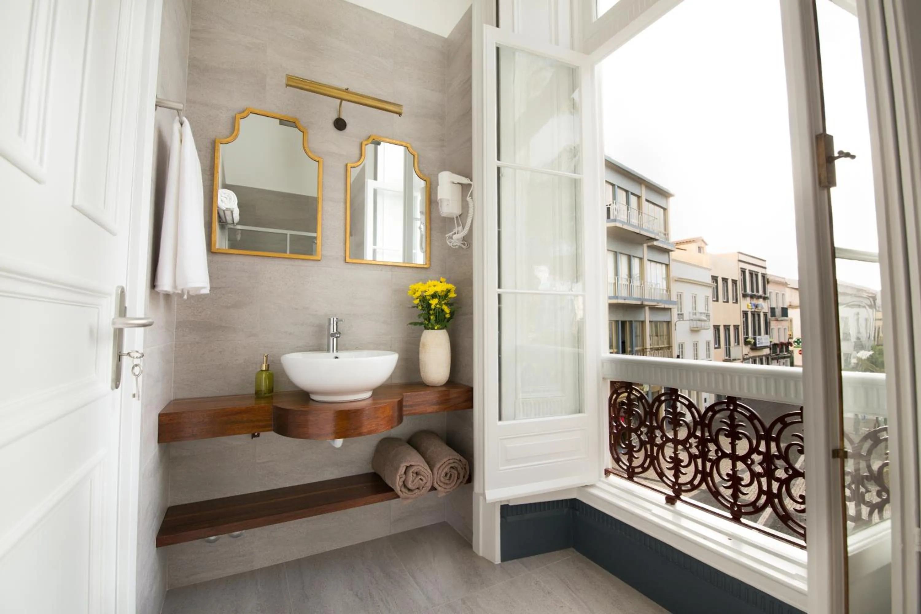 Bathroom in Casa das Palmeiras Charming House - Azores 1901