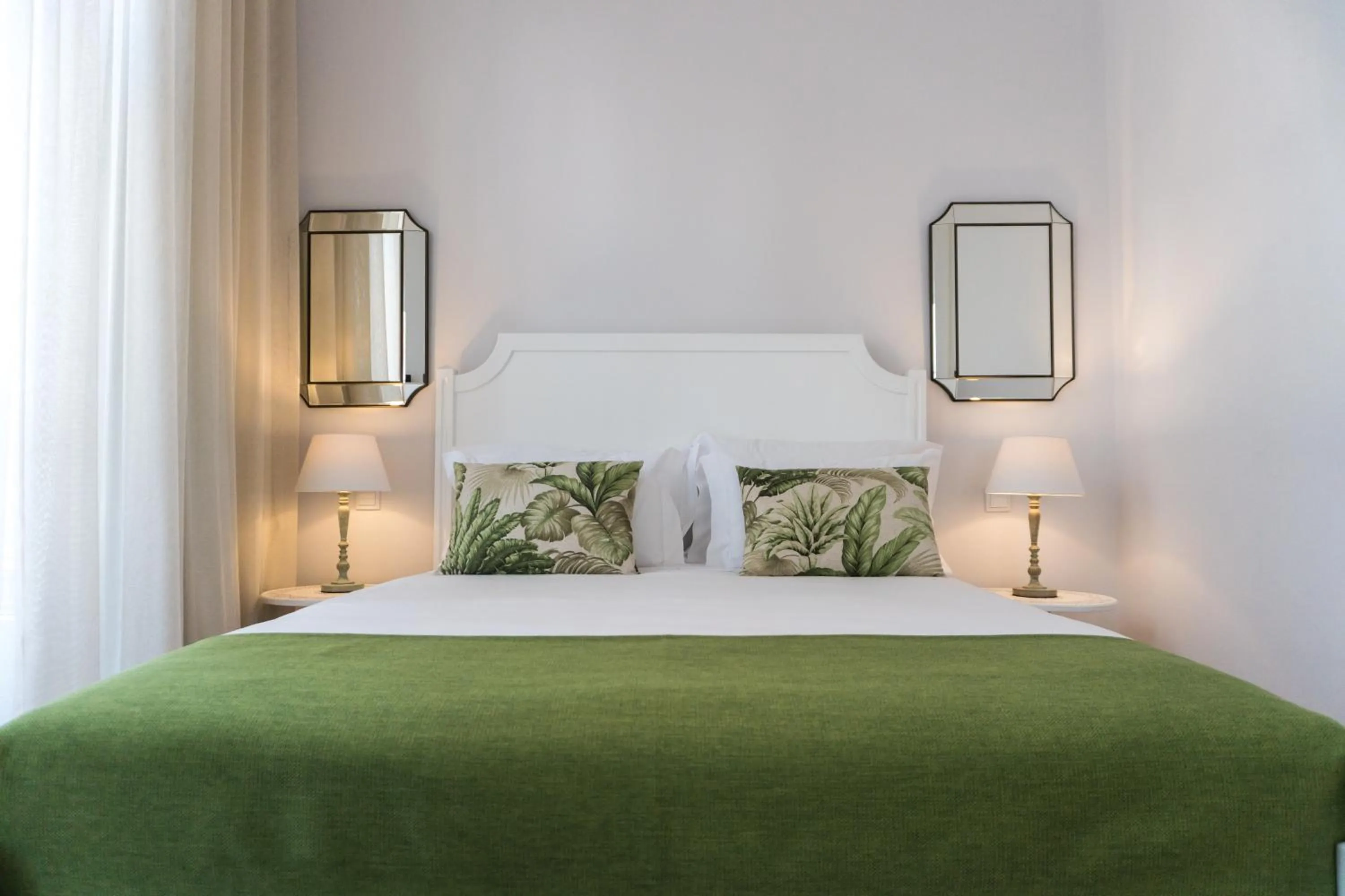 Photo of the whole room, Bed in Casa das Palmeiras Charming House - Azores 1901