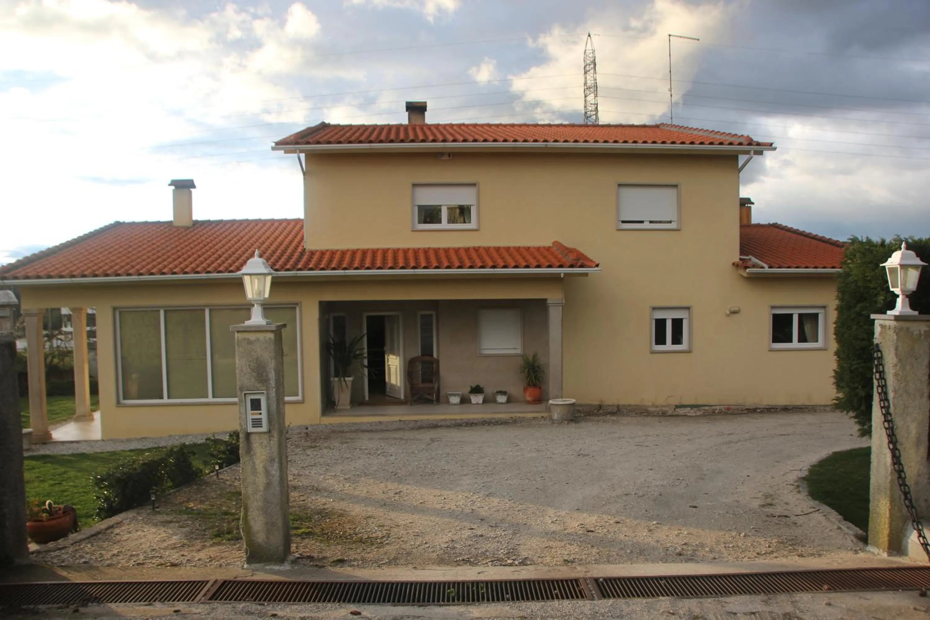 Facade/entrance in Quartos em vivenda serra da Estrela