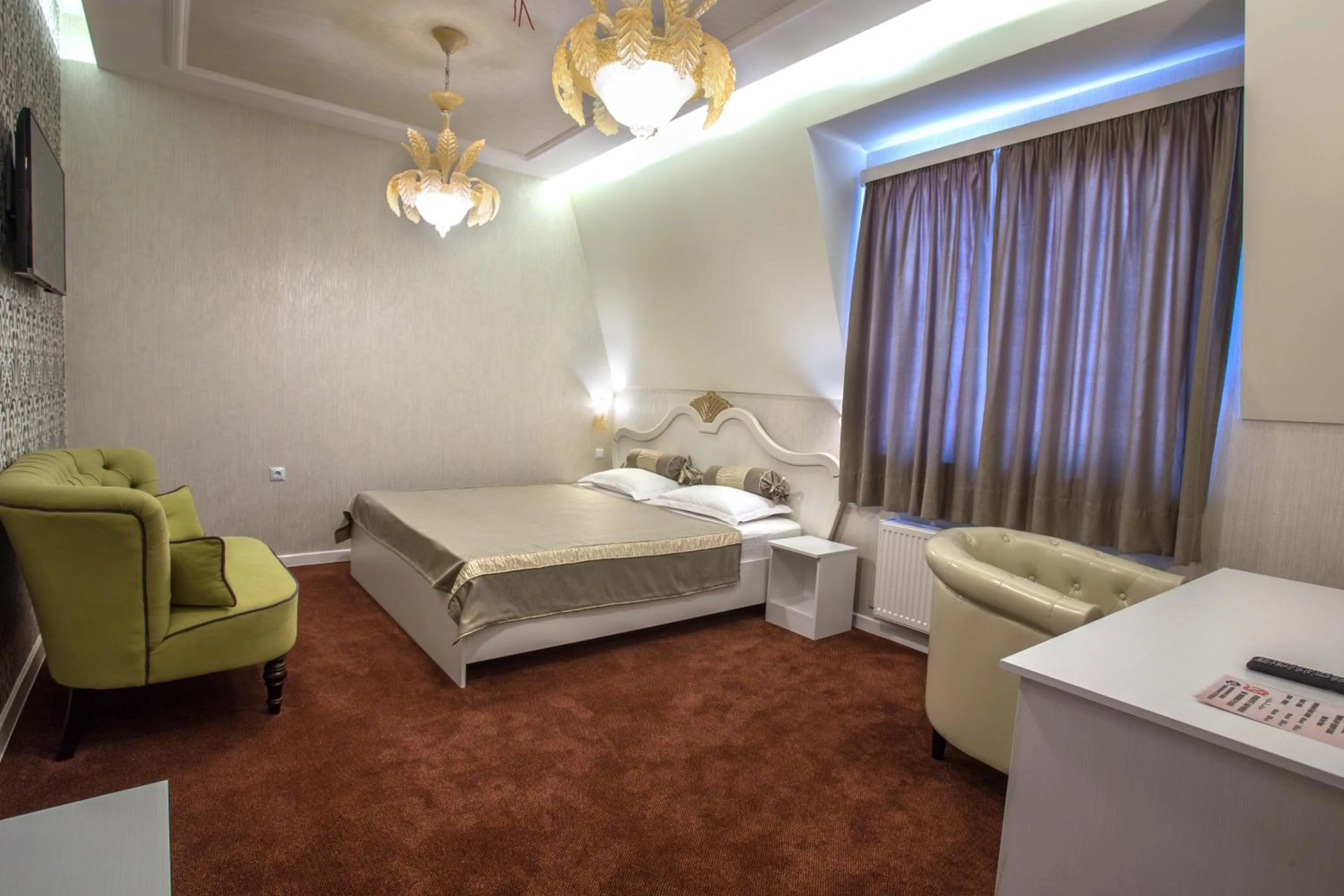 Seating area, Bed in Hotel Green Garden