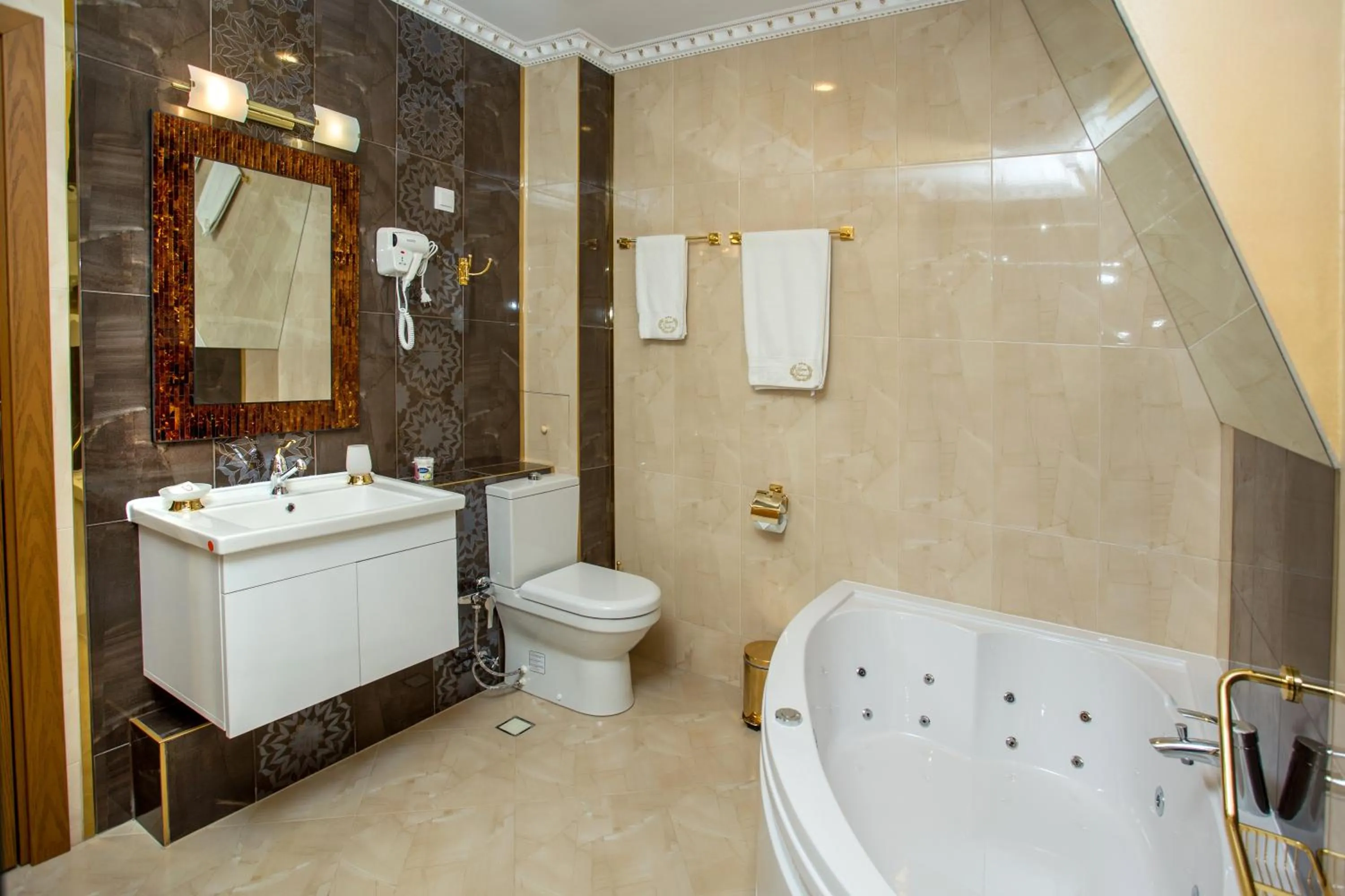 Shower in Hotel Green Garden