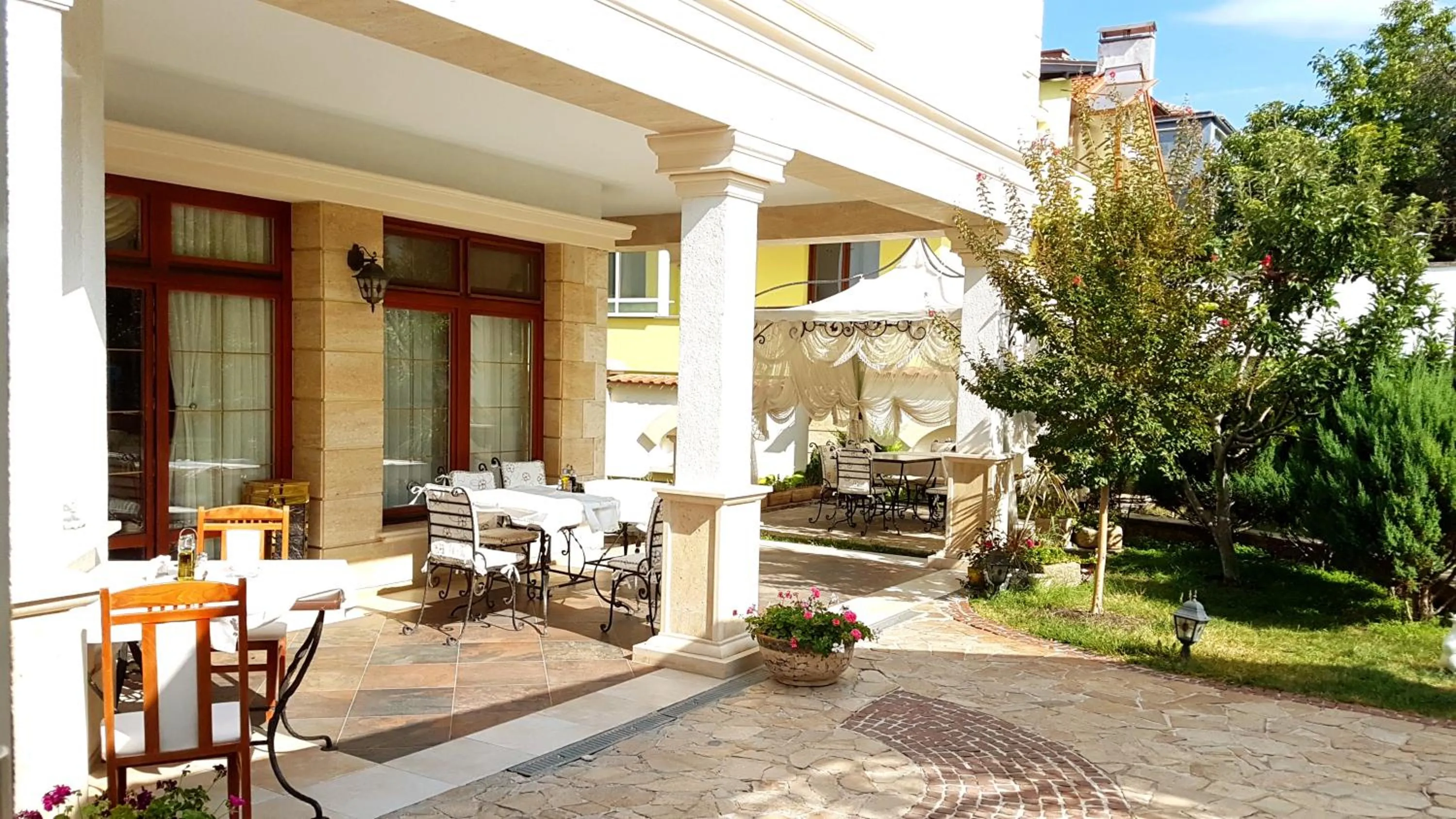 Restaurant/places to eat in Hotel Green Garden