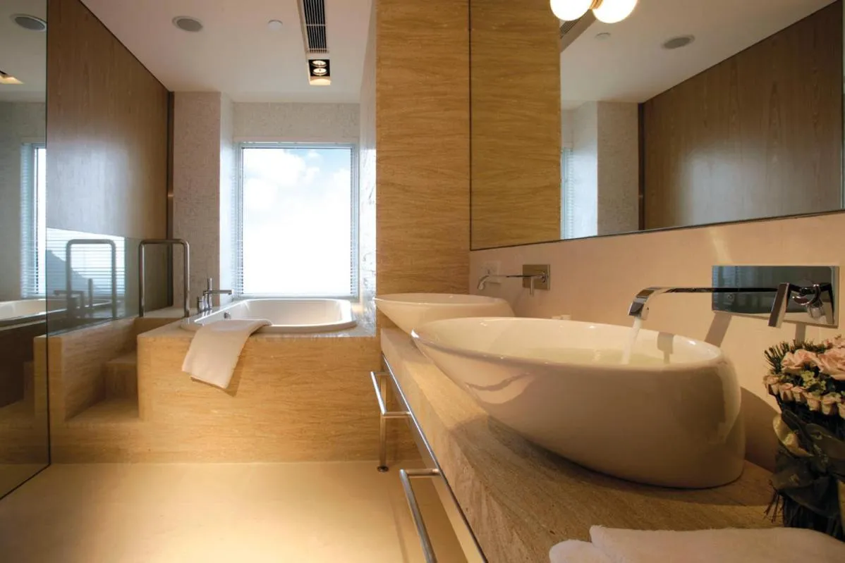 Bathroom, Bed in Stanley Oriental Hotel