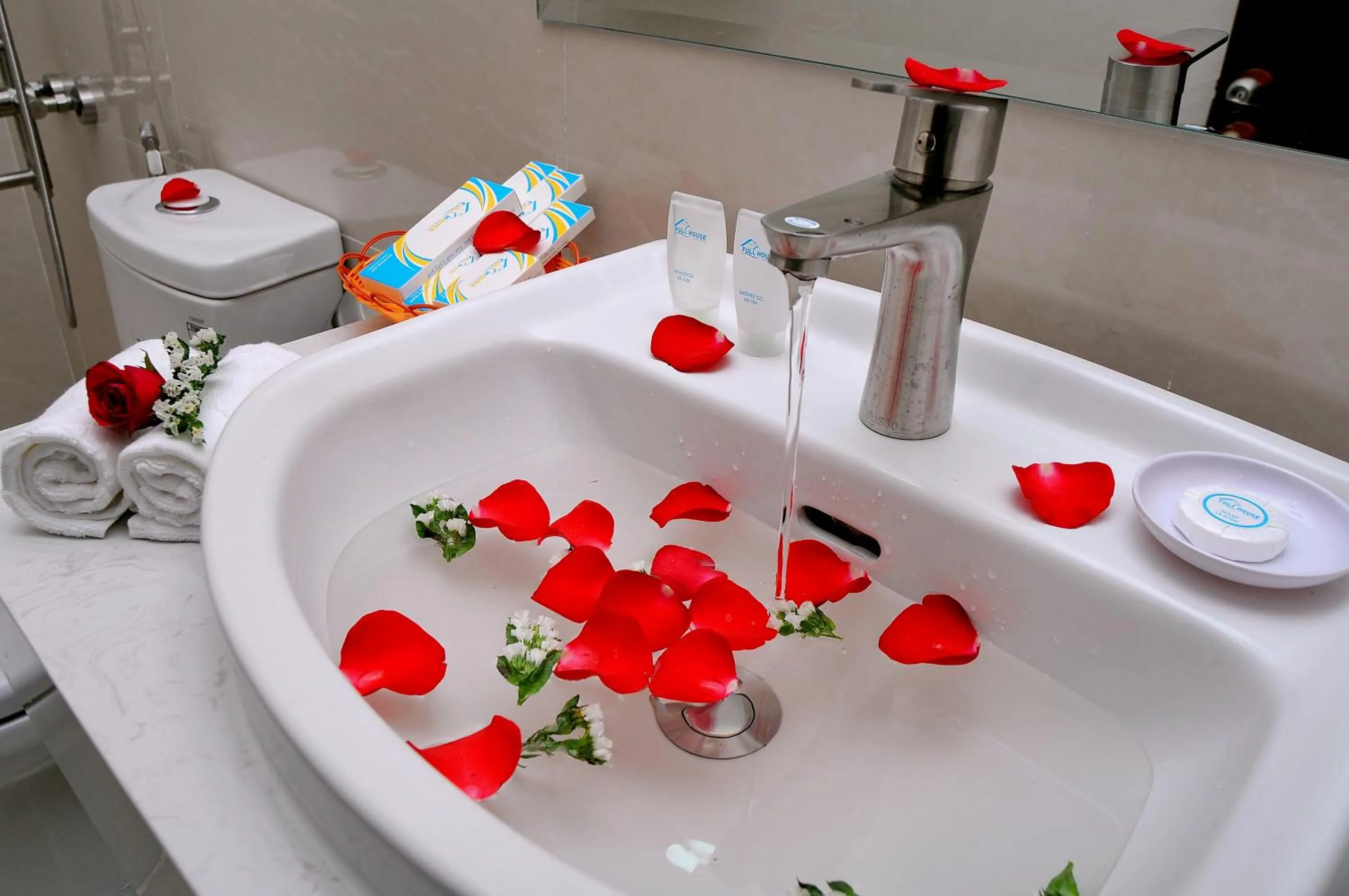 Bathroom in Full House Hotel