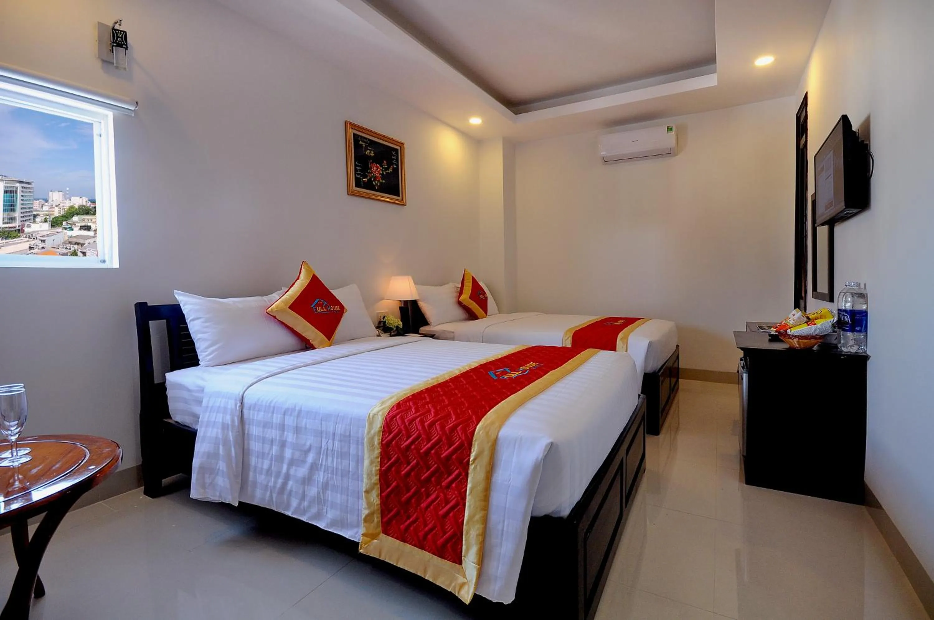 Bedroom, Bed in Full House Hotel