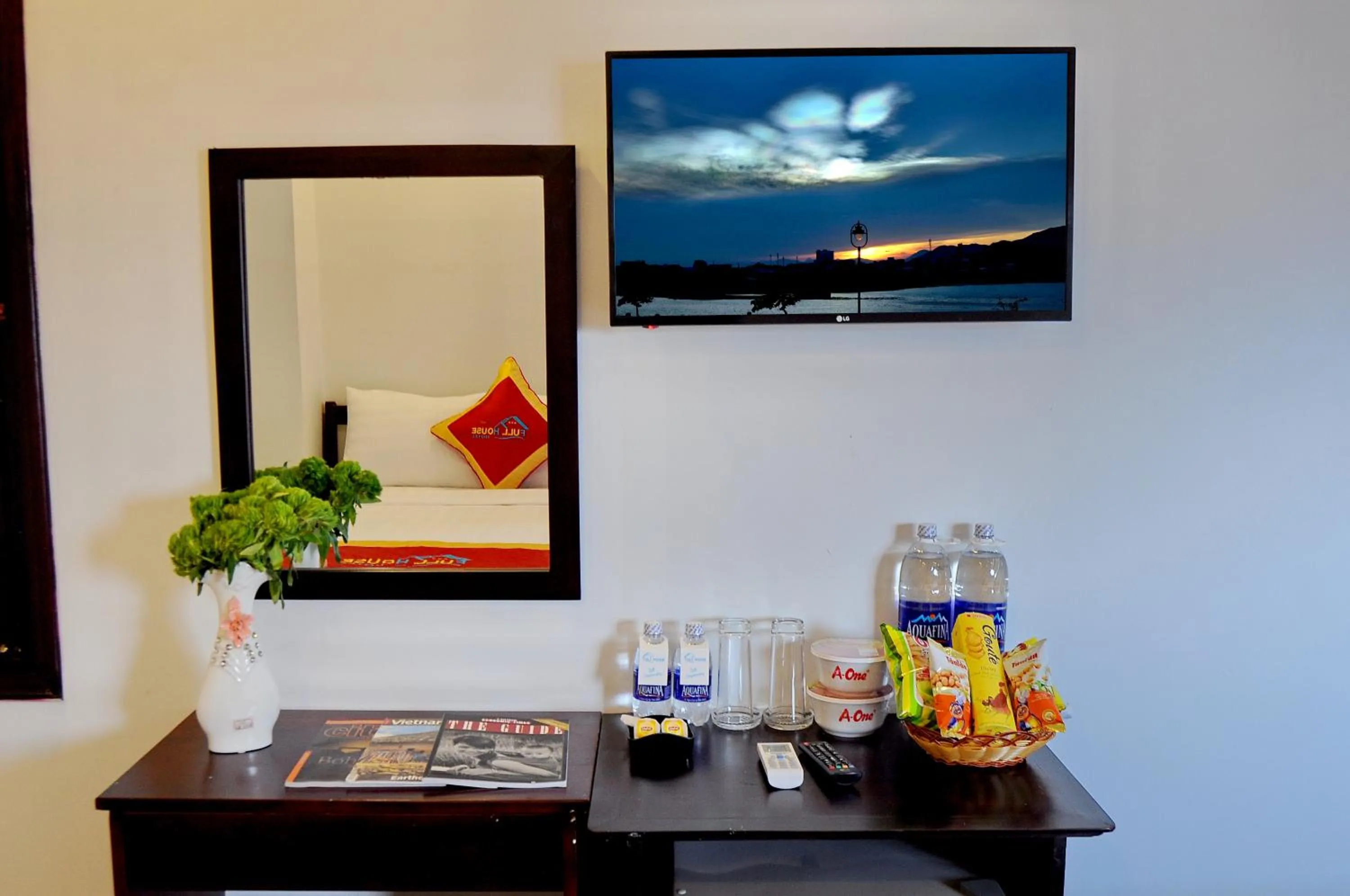 Area and facilities in Full House Hotel