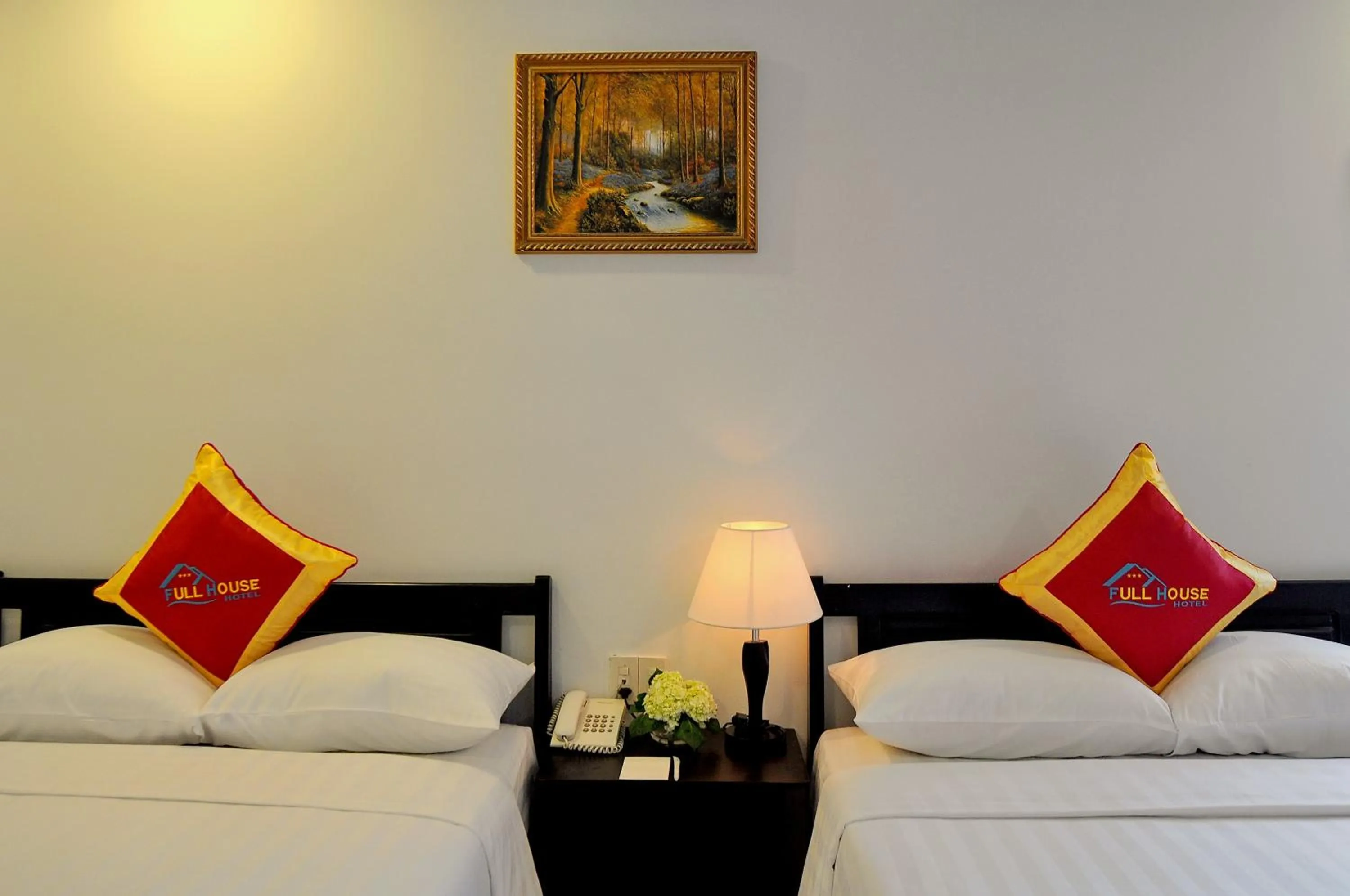 Bed in Full House Hotel