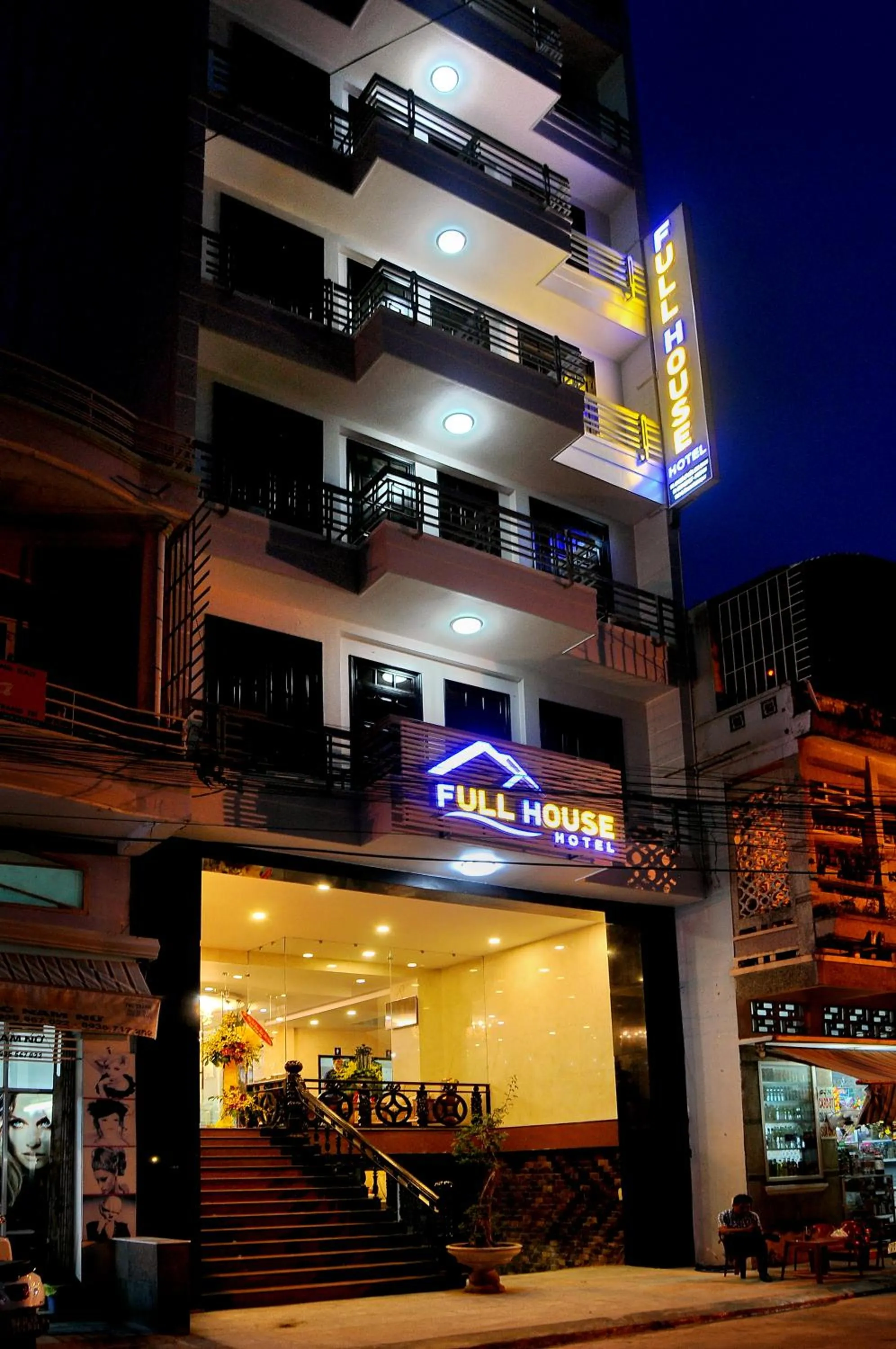 Facade/entrance in Full House Hotel