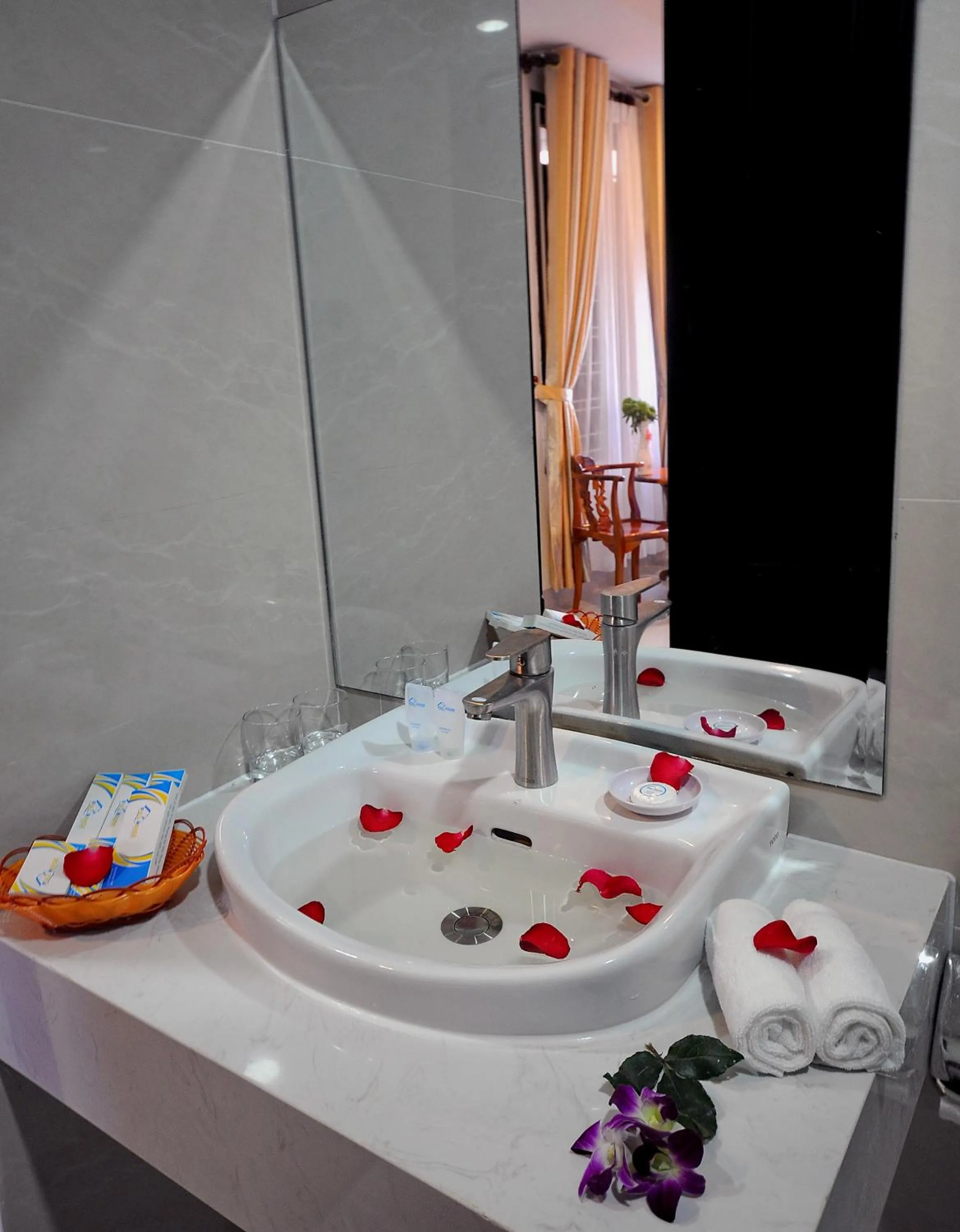 Bathroom in Full House Hotel