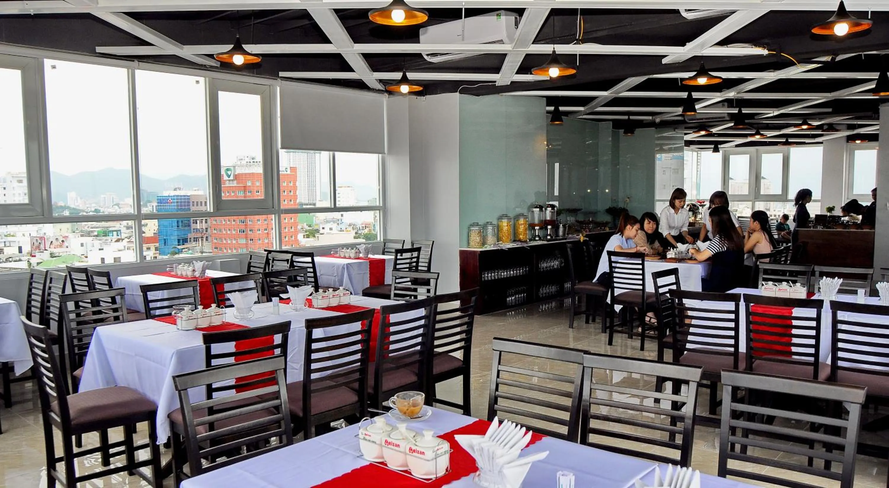 Restaurant/places to eat in Full House Hotel