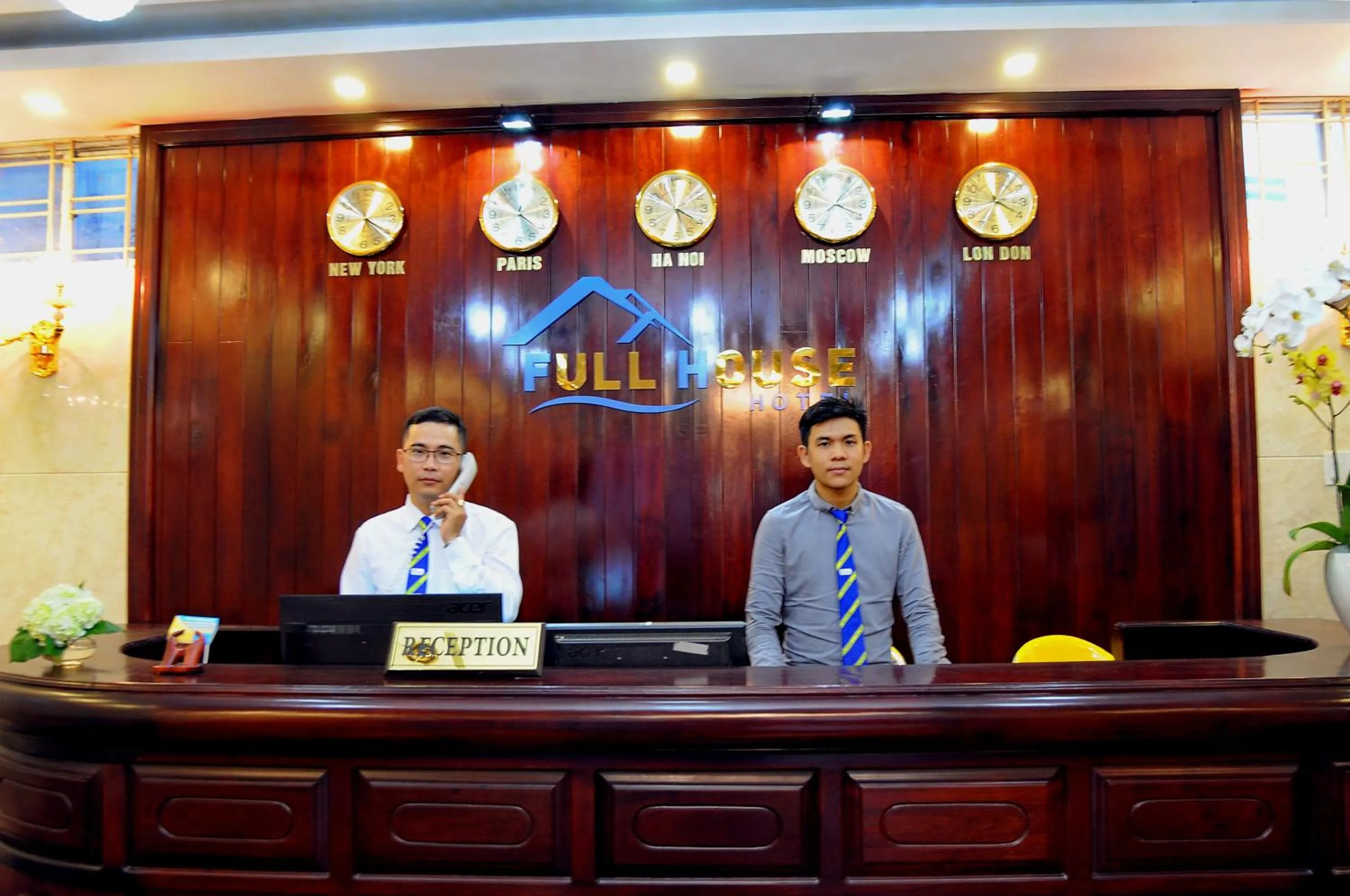 Communal lounge/ TV room in Full House Hotel