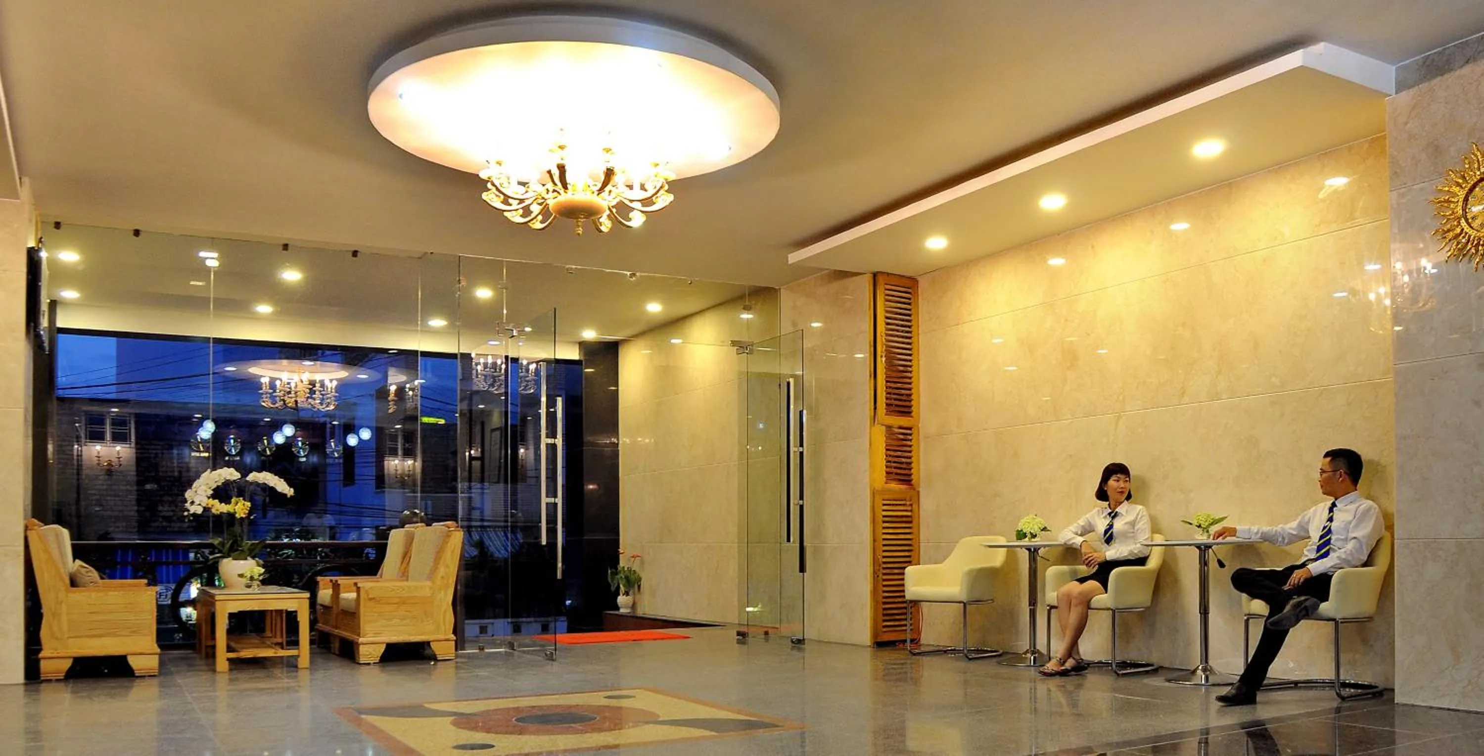 Facade/entrance in Full House Hotel